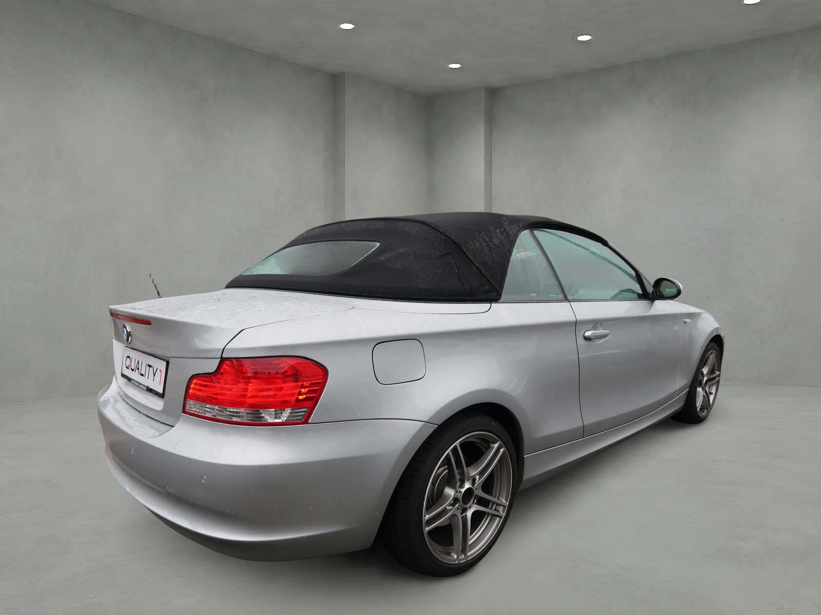 BMW 120i Cabrio-image-3