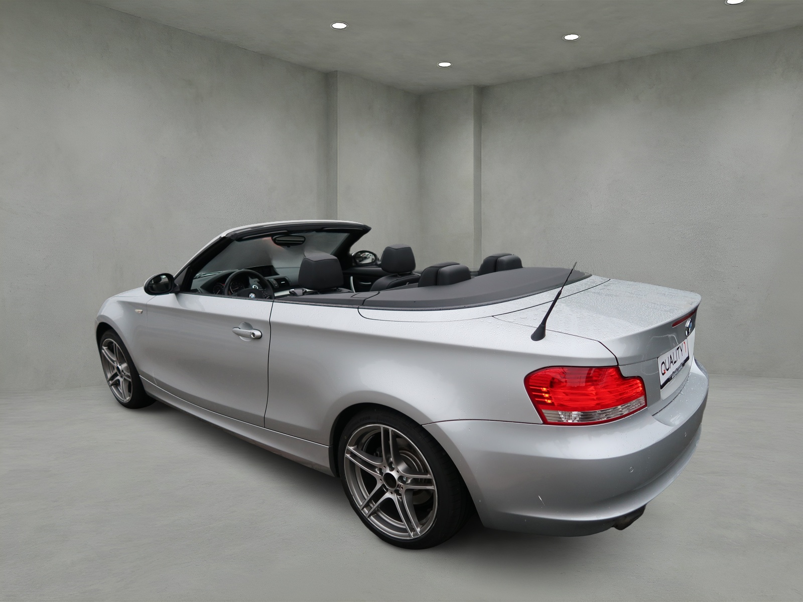 BMW 120i Cabrio-image-7