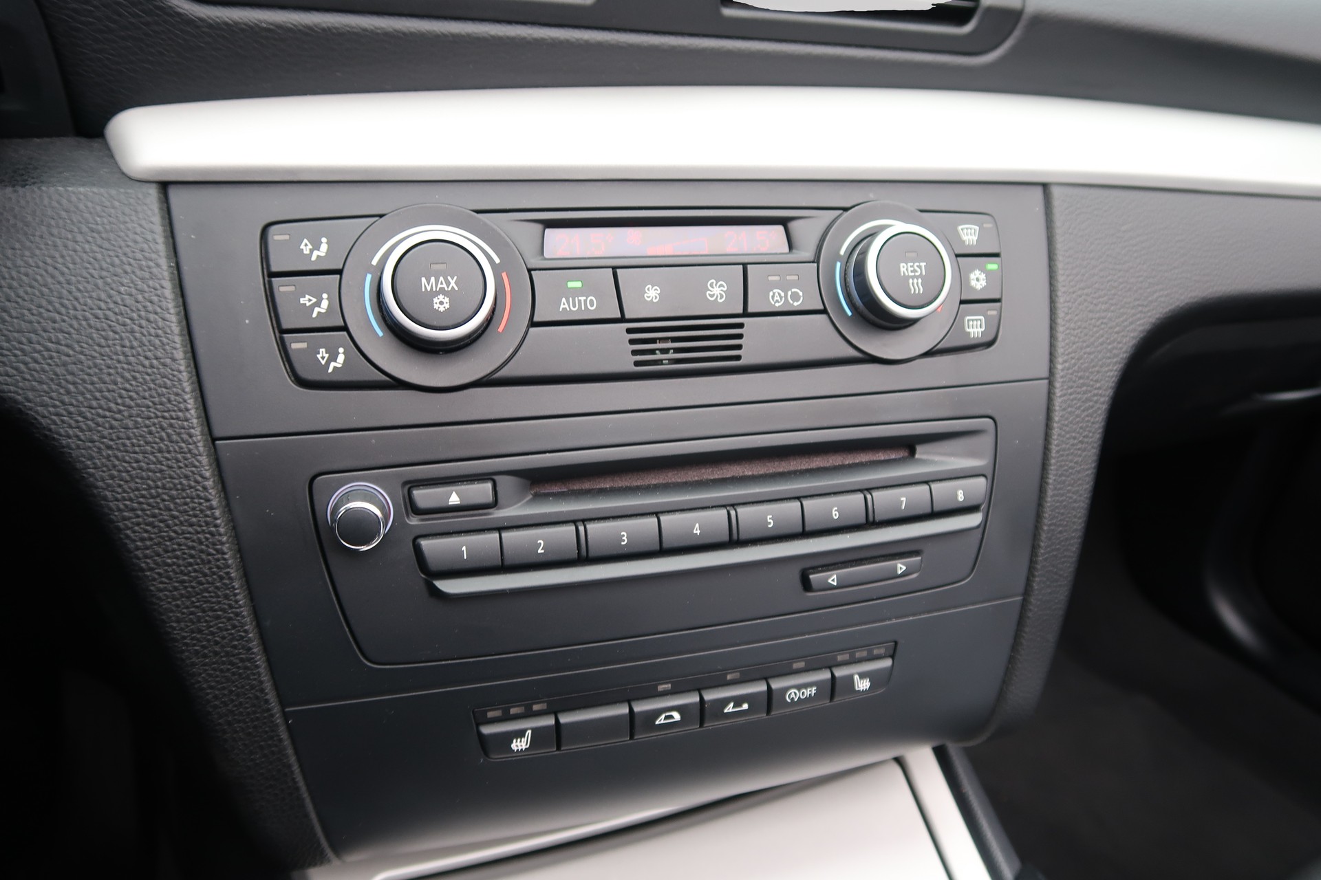 BMW 120i Cabrio-image-15