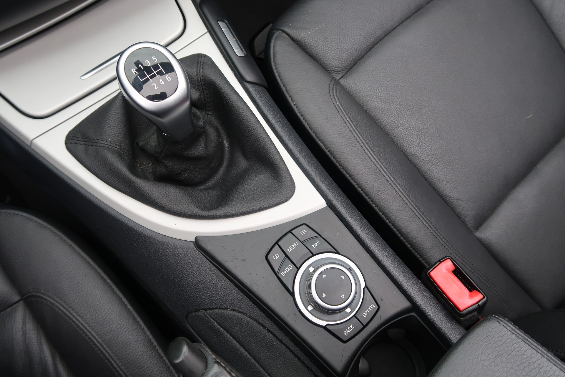 BMW 120i Cabrio-image-12