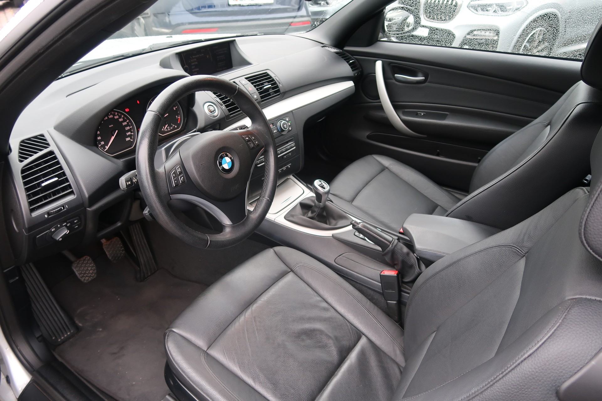 BMW 120i Cabrio-image-5