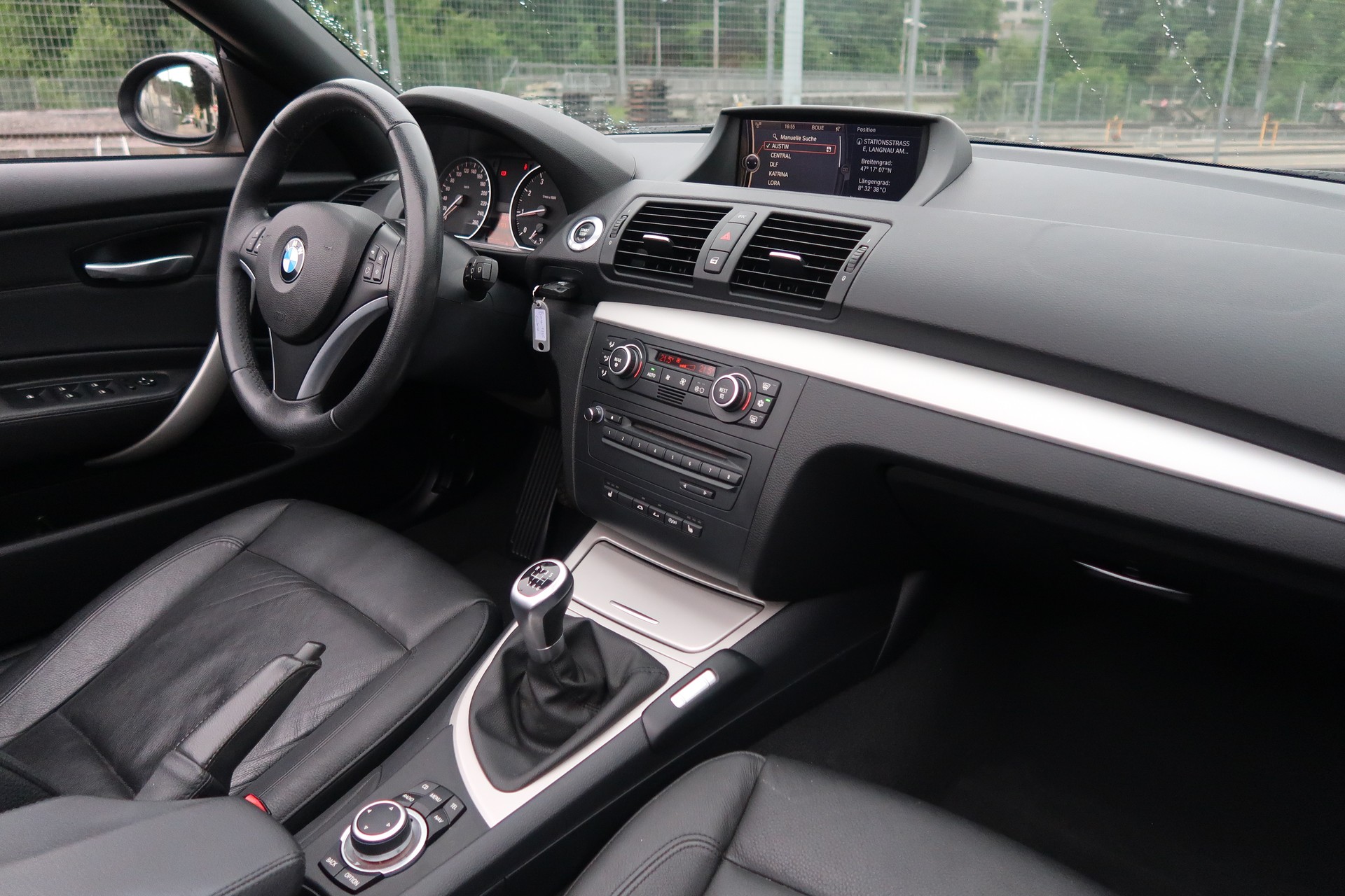 BMW 120i Cabrio-image-11