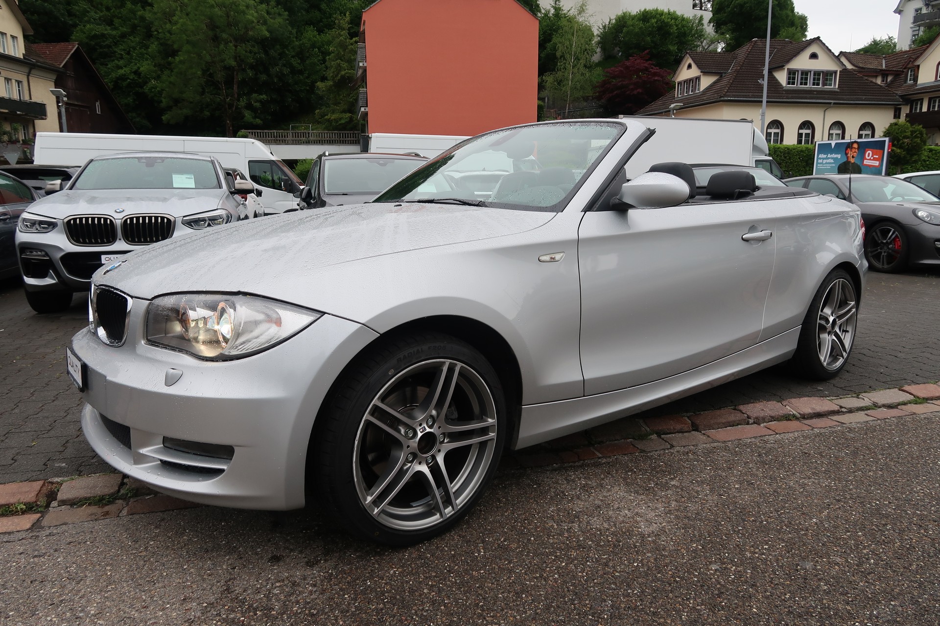 BMW 120i Cabrio-image-6