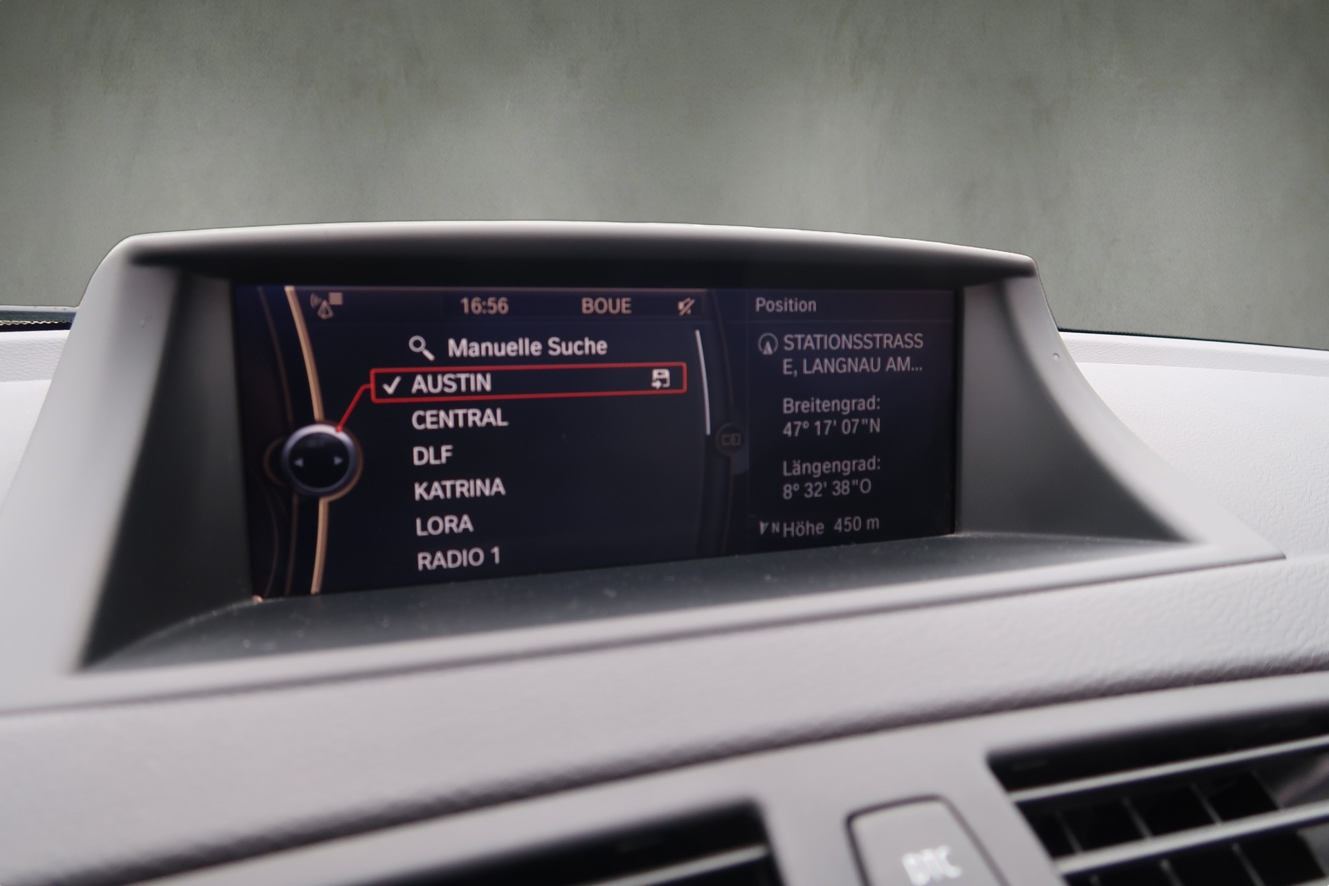 BMW 120i Cabrio-image-14
