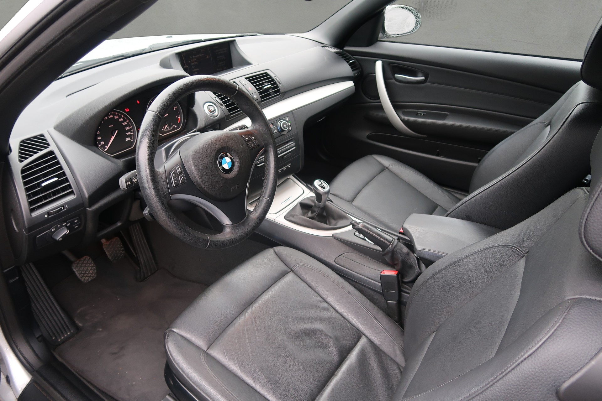 BMW 120i Cabrio-image-5