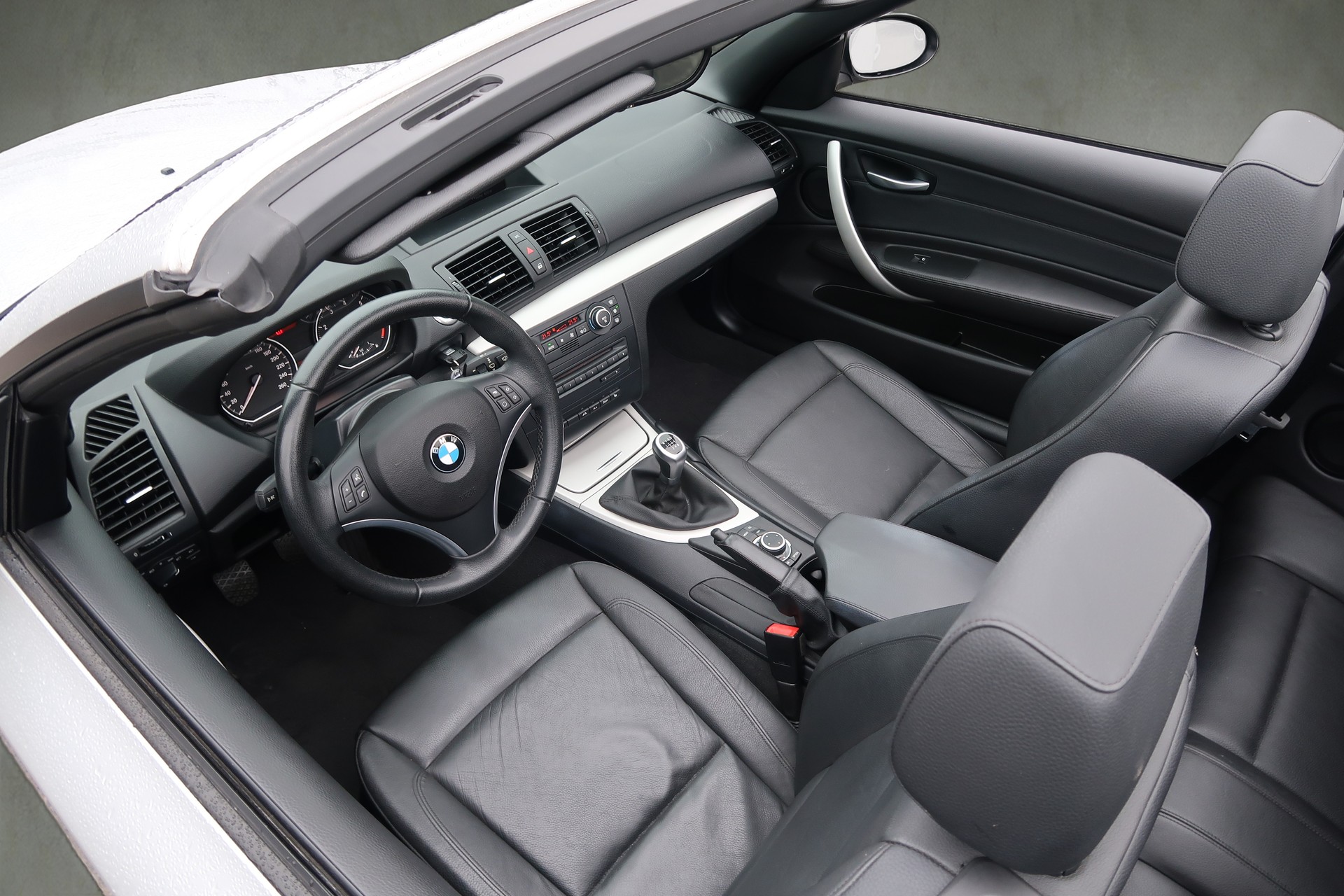 BMW 120i Cabrio-image-8