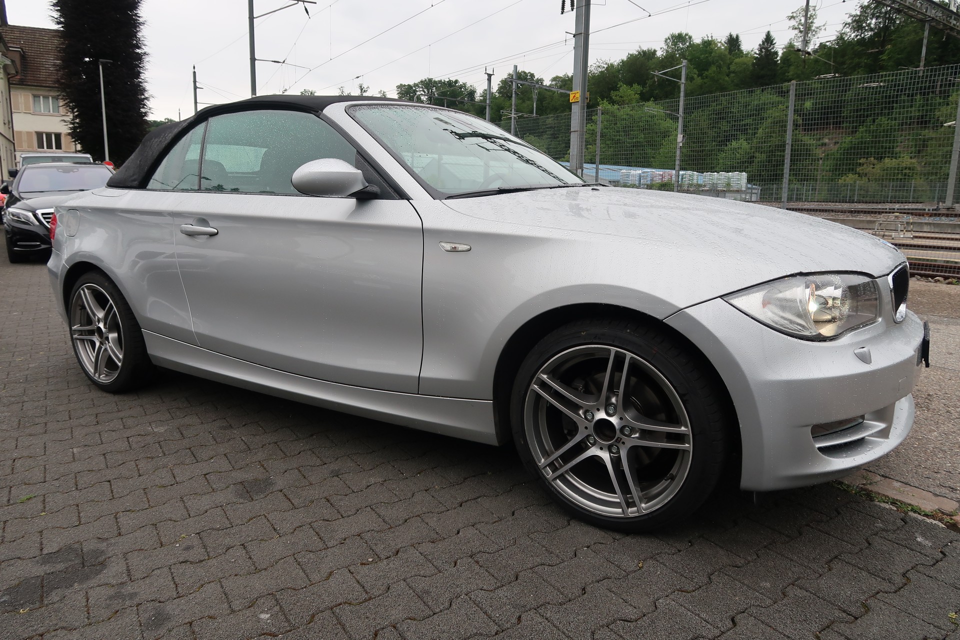 BMW 120i Cabrio-image-2