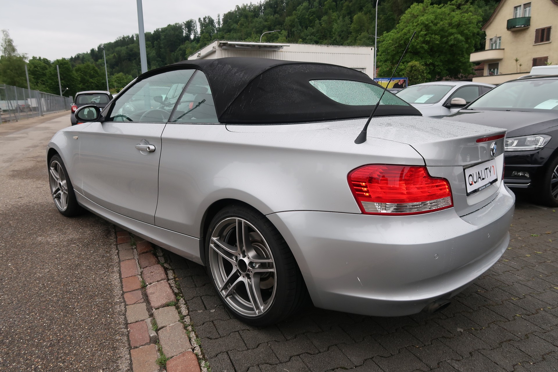 BMW 120i Cabrio-image-4