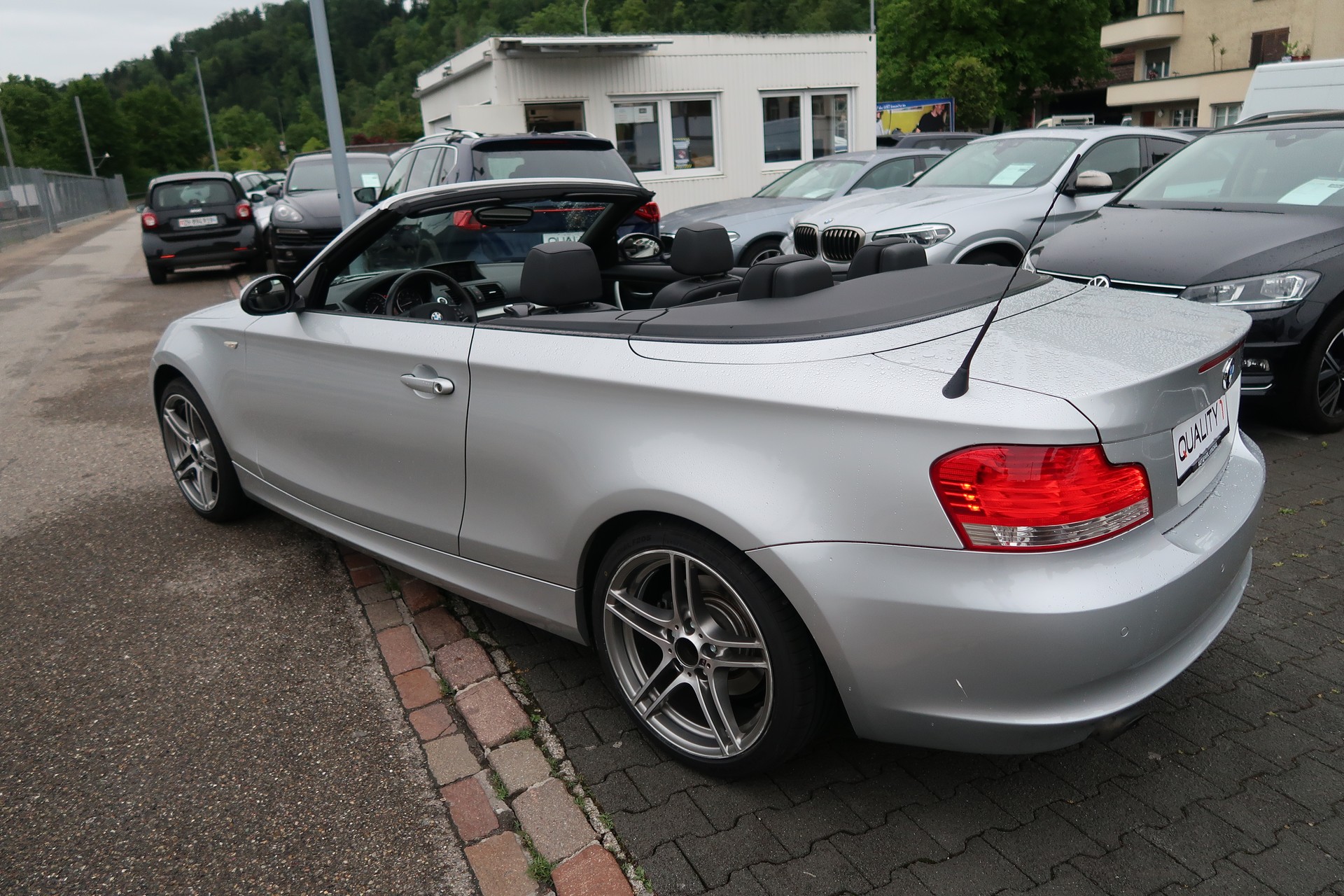 BMW 120i Cabrio-image-7