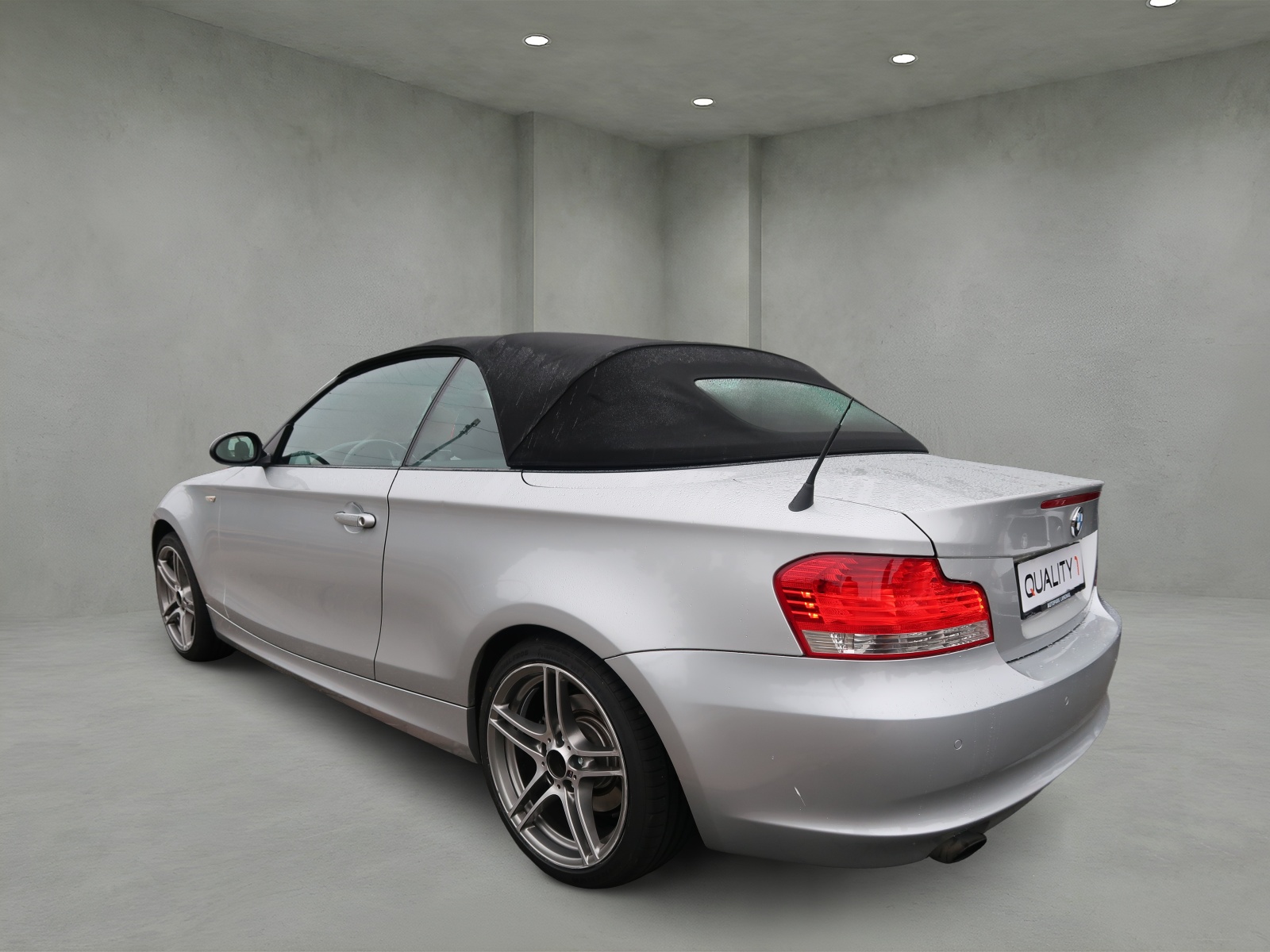 BMW 120i Cabrio-image-4
