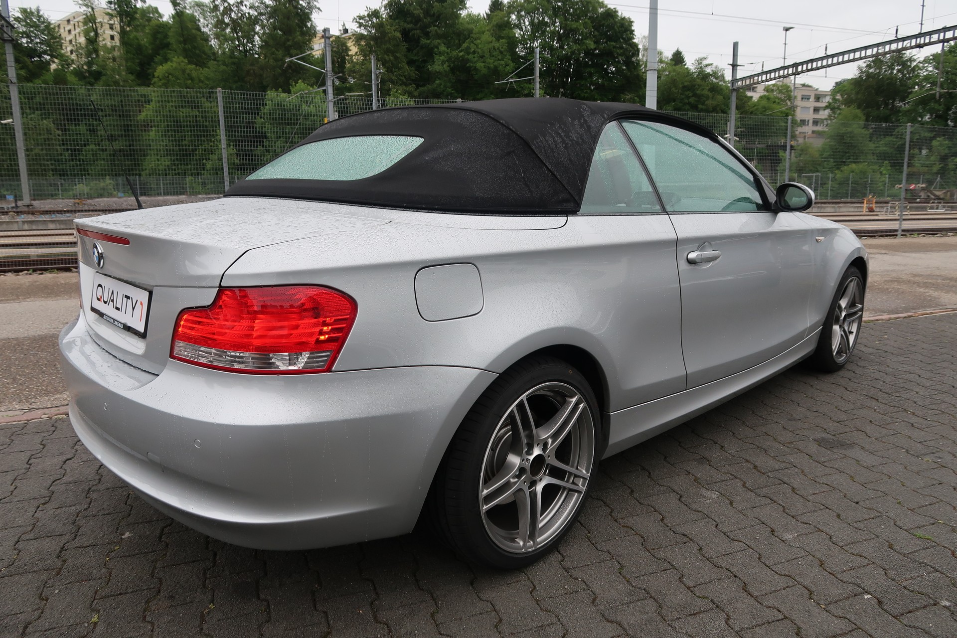 BMW 120i Cabrio-image-3