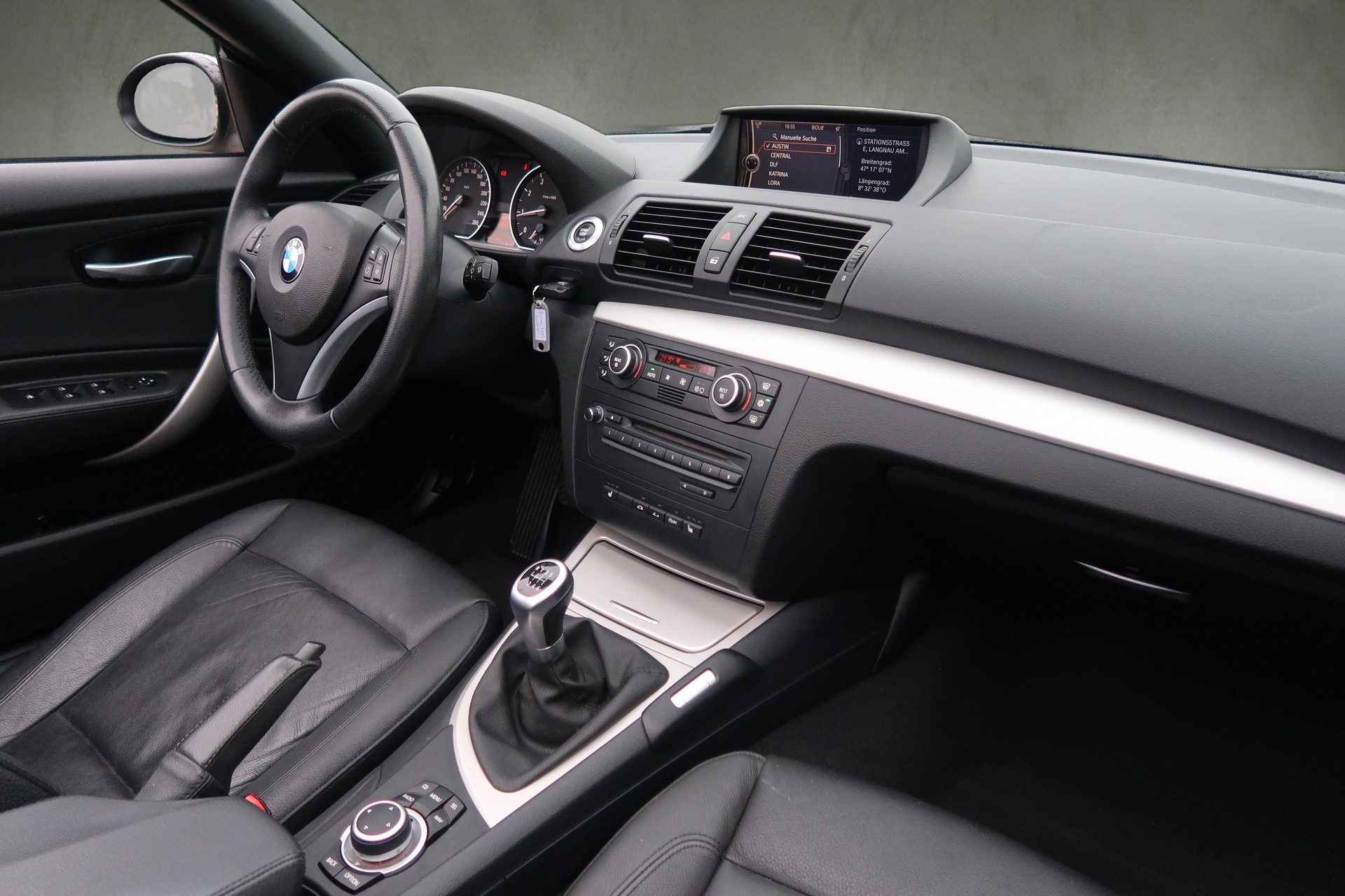 BMW 120i Cabrio-image-11