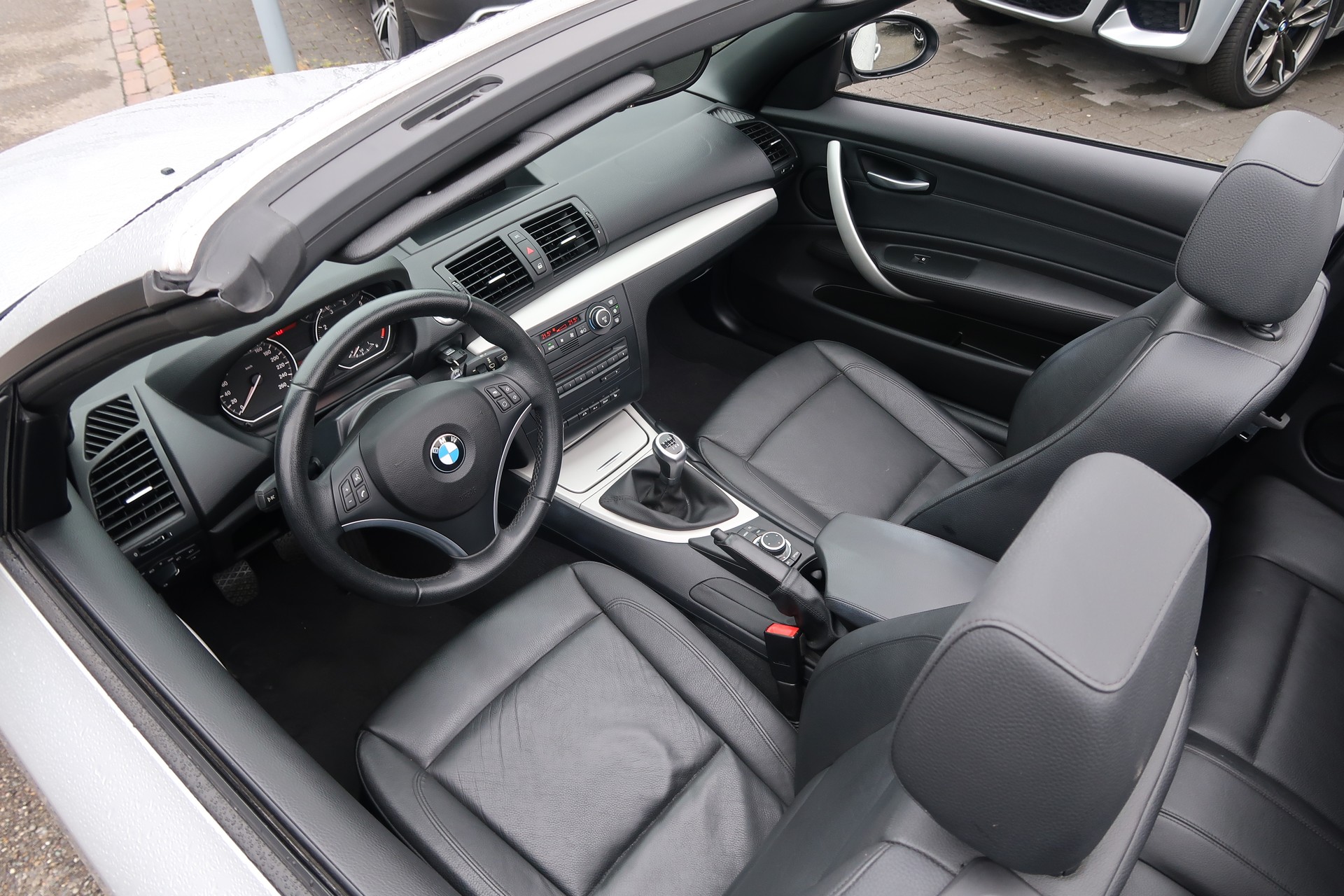 BMW 120i Cabrio-image-8