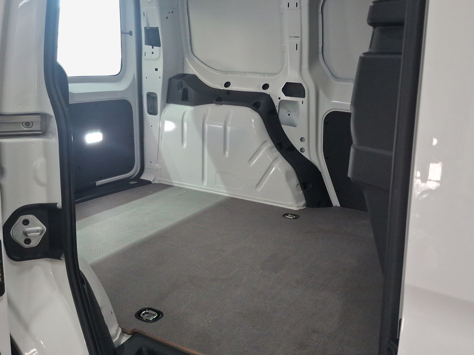 VW Caddy Cargo 2.0TDI 4Motion-image-11