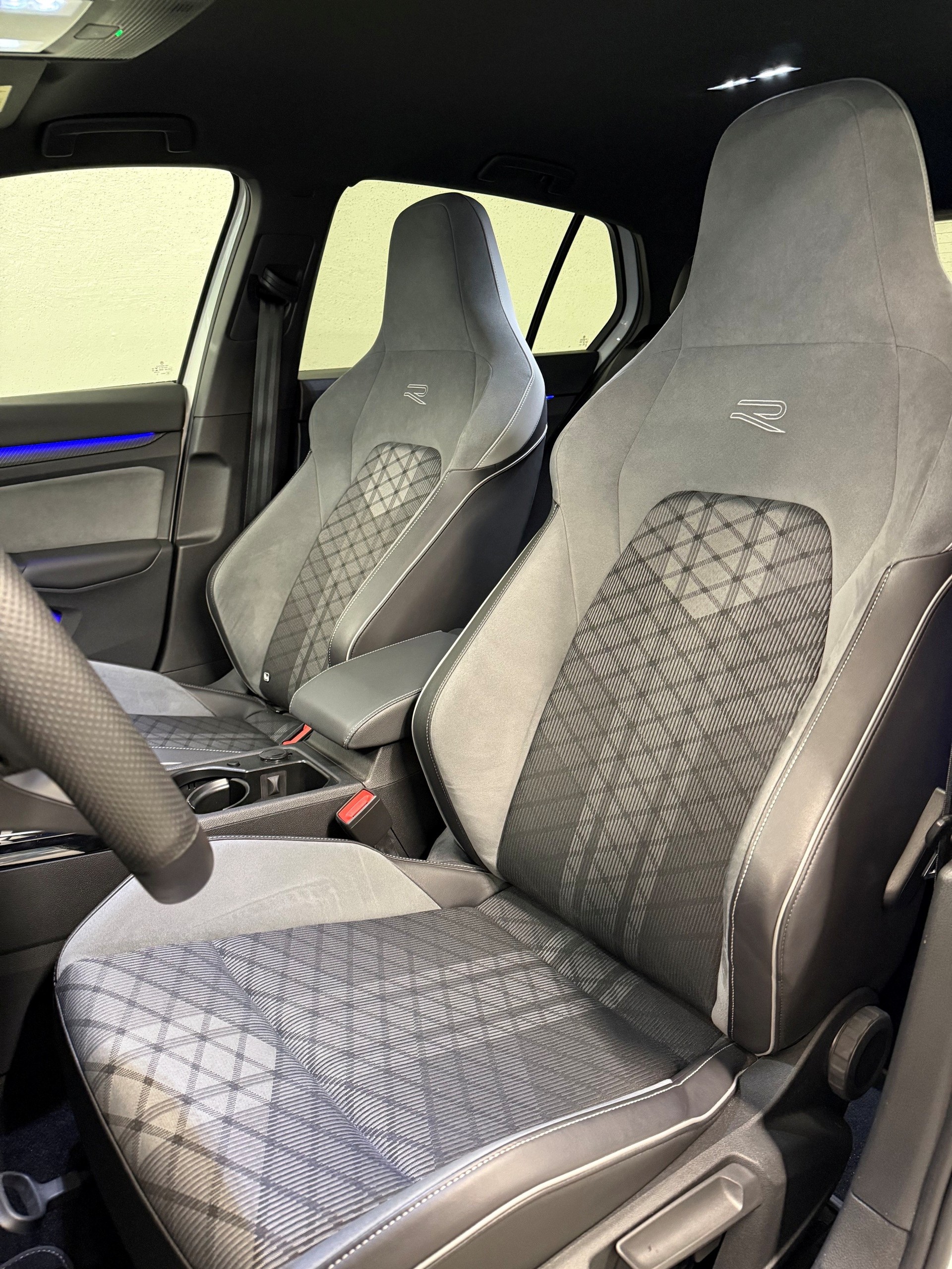 VW Golf 2.0 TSI R-Line DSG 4 Motion-image-5