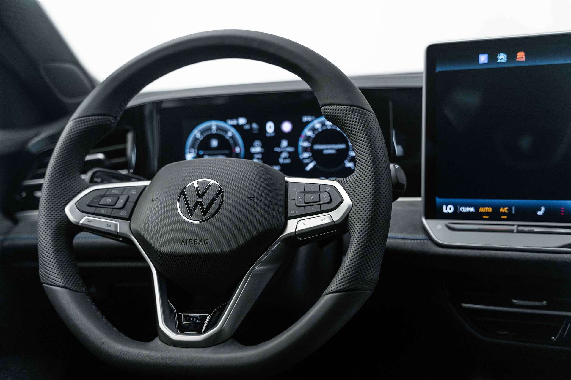 VW Passat Variant 2.0 TDi evo R-Line 4Motion DSG-Automat-image-9