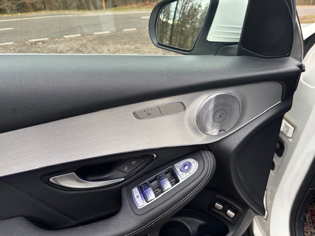 MERCEDES-BENZ GLC 220 d AMG Line 4m-image-3