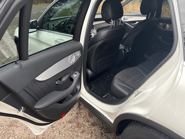 MERCEDES-BENZ GLC 220 d AMG Line 4m-image-4