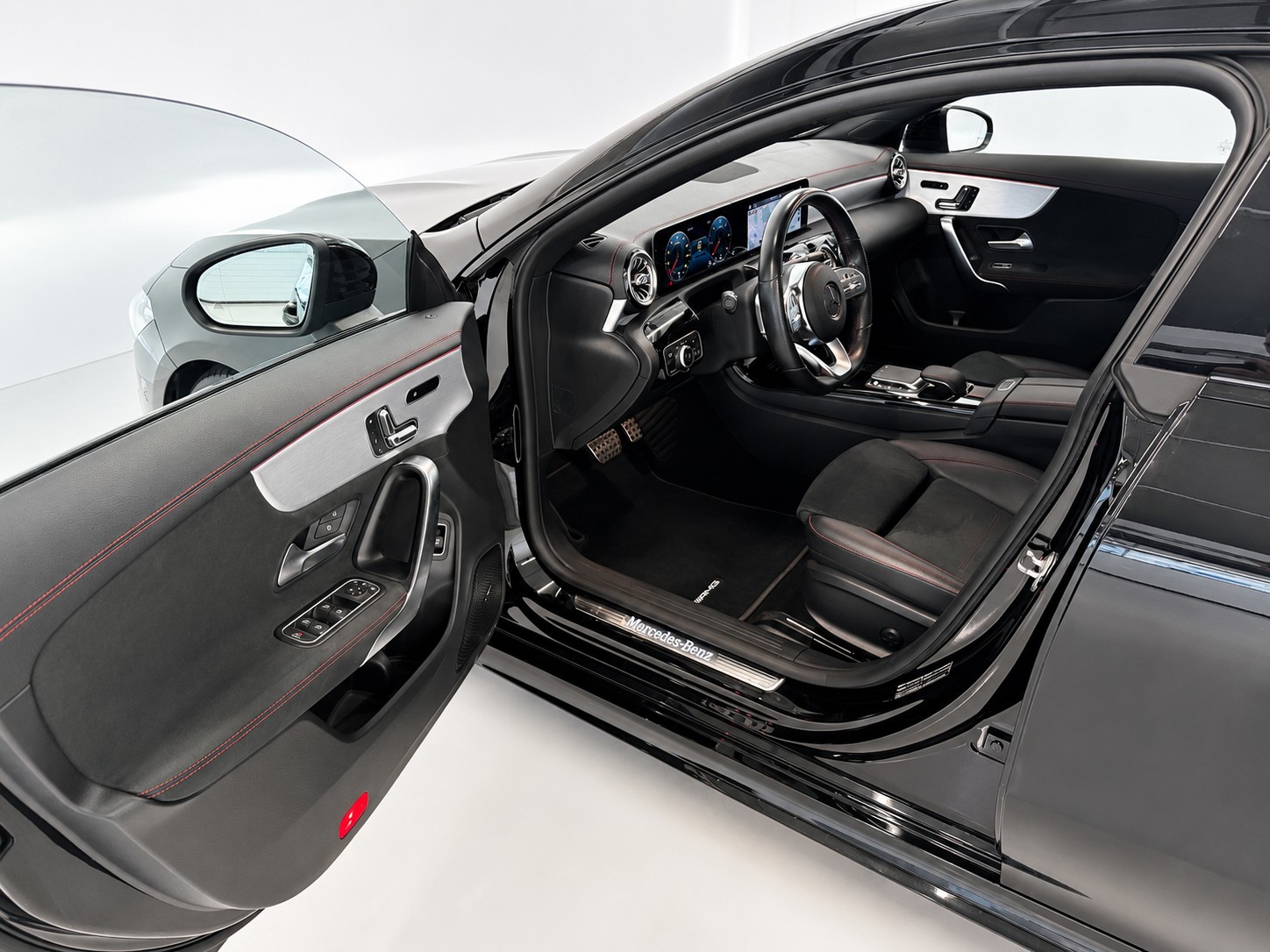 MERCEDES-BENZ CLA Shooting Brake 220 d 4Matic AMG Line (CH)-image-13