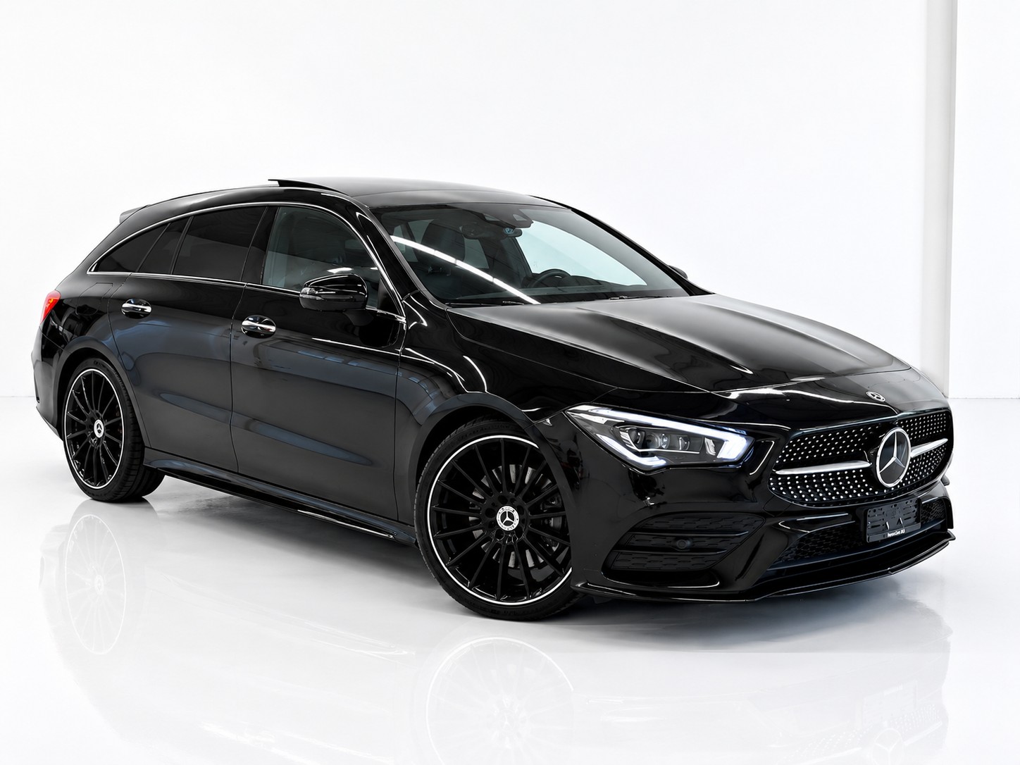 MERCEDES-BENZ CLA Shooting Brake 220 d 4Matic AMG Line (CH)-image-2