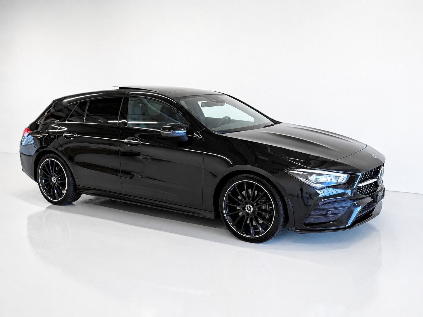 MERCEDES-BENZ CLA Shooting Brake 220 d 4Matic AMG Line (CH)-image-3