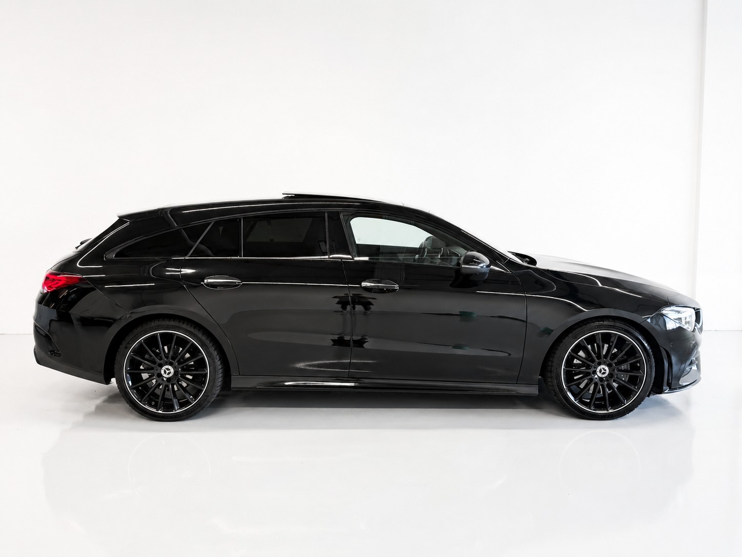 MERCEDES-BENZ CLA Shooting Brake 220 d 4Matic AMG Line (CH)-image-4