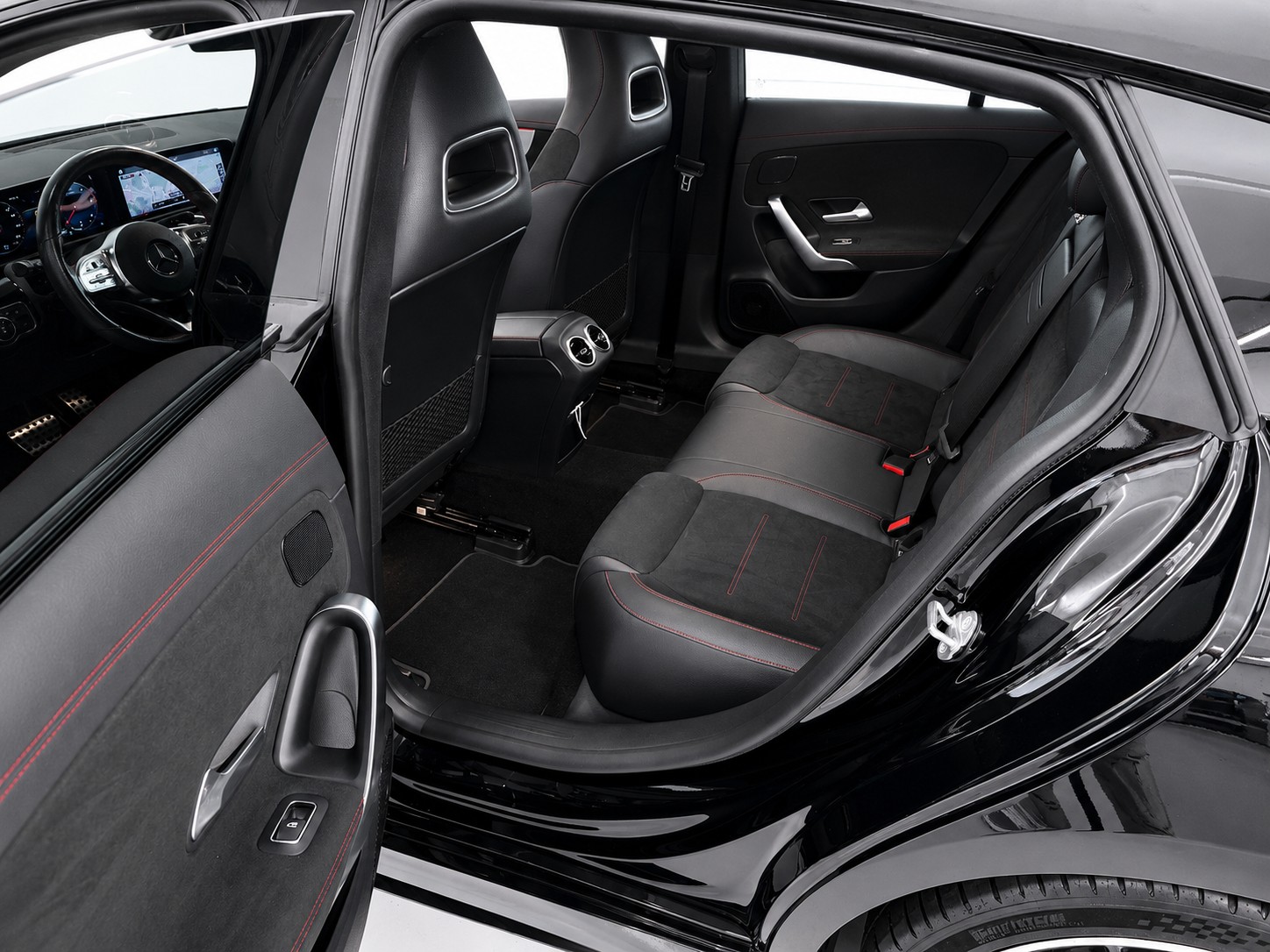 MERCEDES-BENZ CLA Shooting Brake 220 d 4Matic AMG Line (CH)-image-14