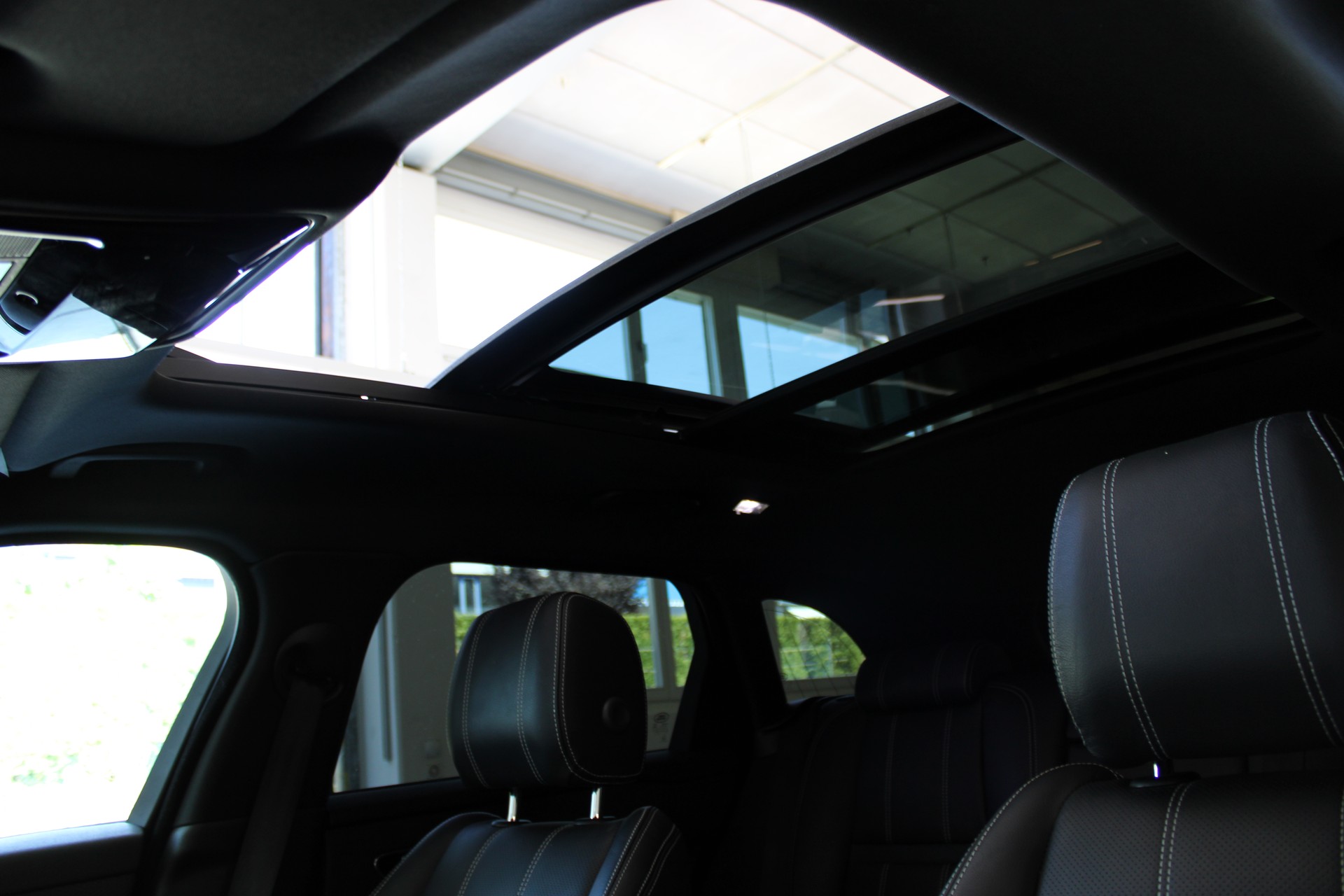 LAND ROVER Range Rover Velar R-Dynamic D 300 Automatic-image-13