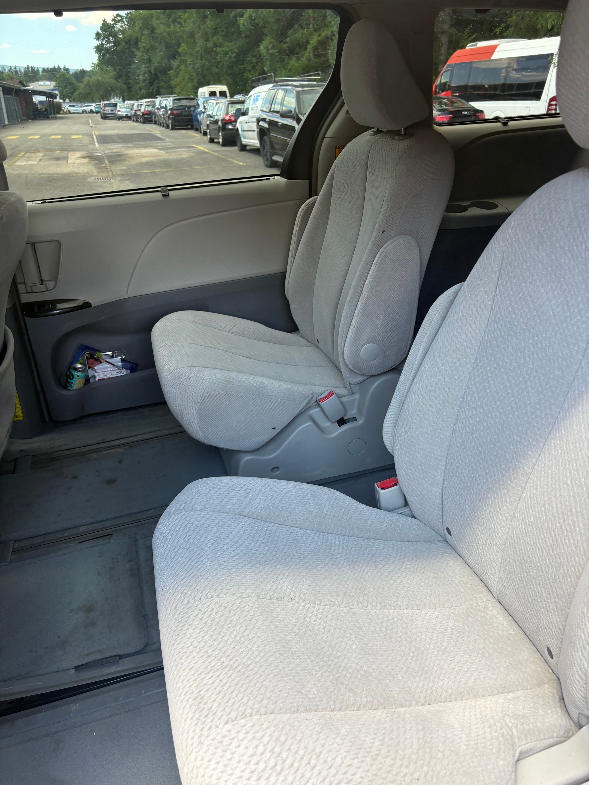 TOYOTA Sienna-image-12
