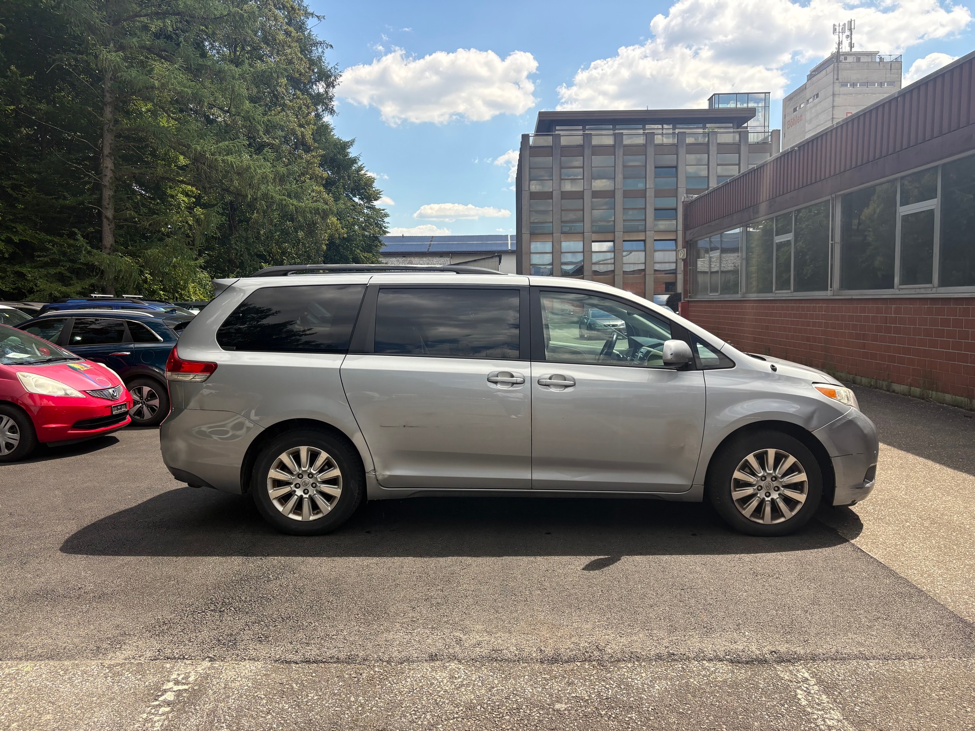 TOYOTA Sienna-image-4