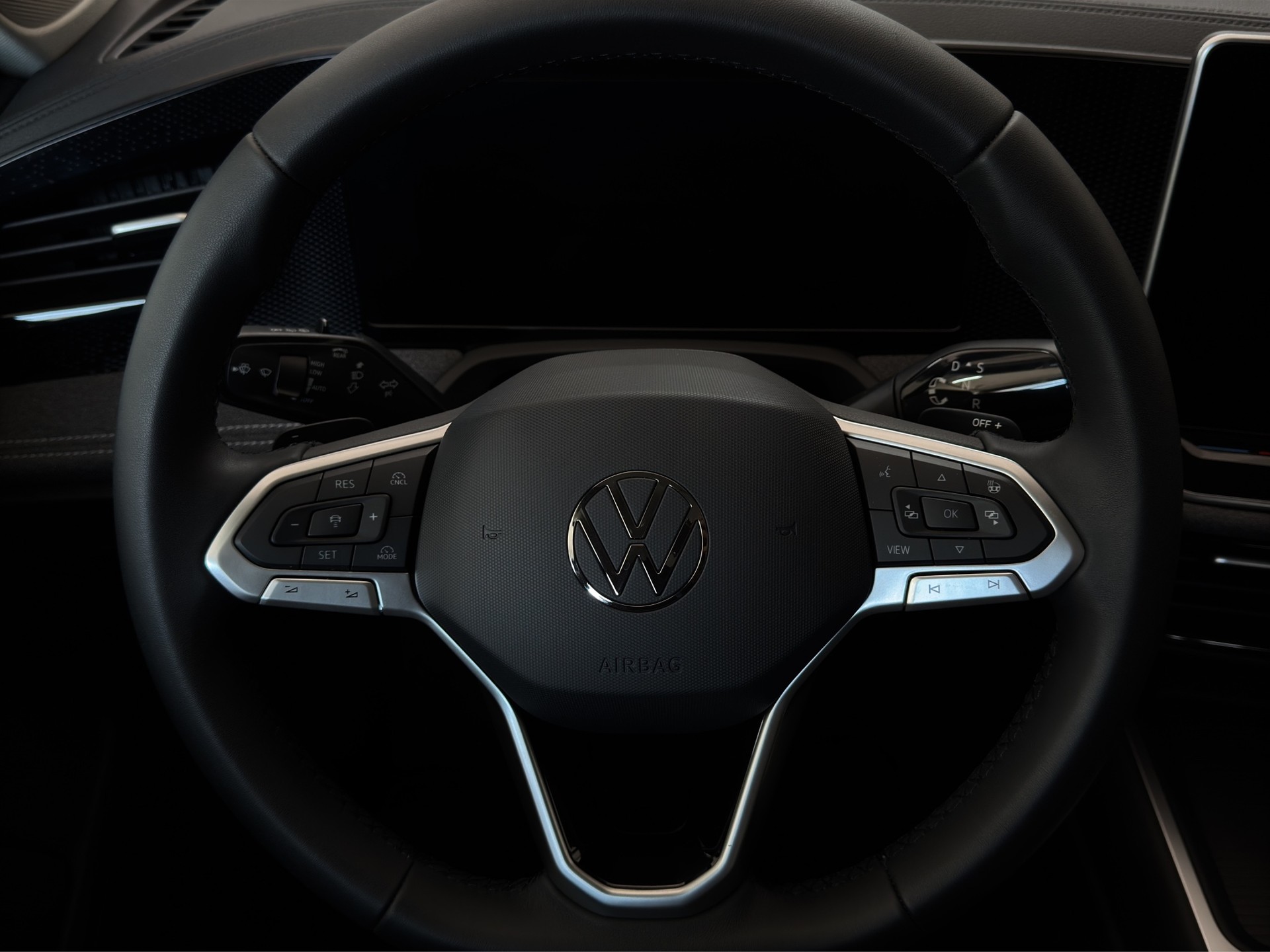 VW Passat Variant 1.5 eTSI DSG "RF.-Kamera-ACC"-image-12