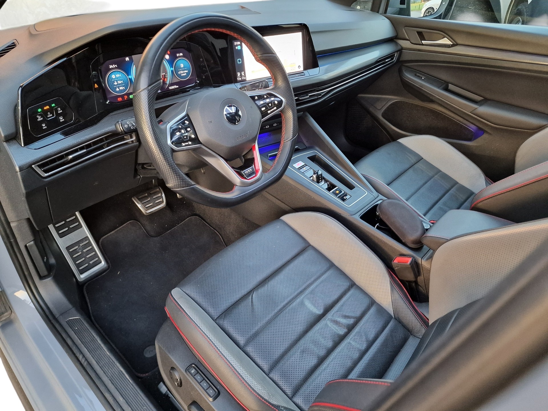 VW Golf 2.0 TSI GTI Clubsport DSG 8x19" Pano Headup-image-9