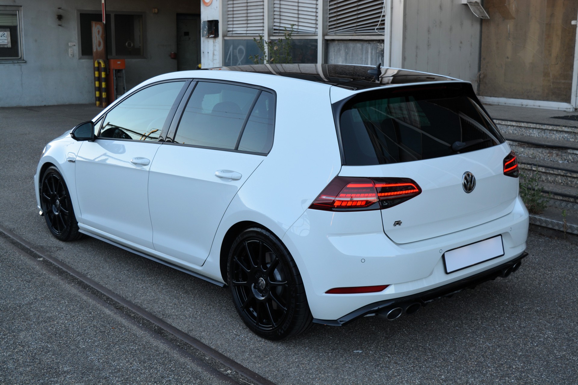 VW 2.0 TSI R 310 4motion-image-1