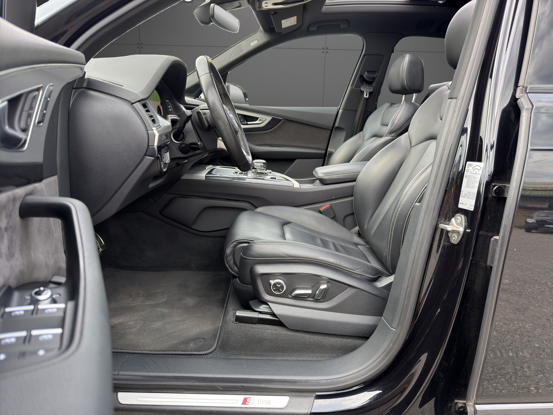 AUDI Q7 3.0 TDI quattro tiptronic S Line Pano/7 Plätze-image-10
