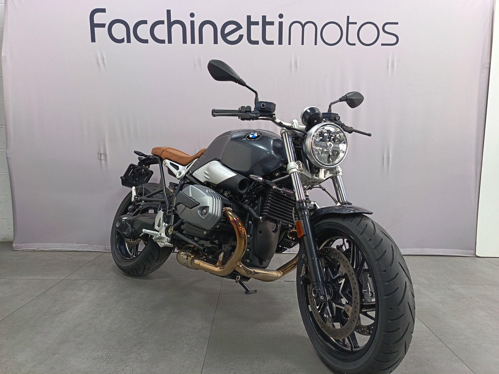 BMW R nineT Pure-showroom-element-1