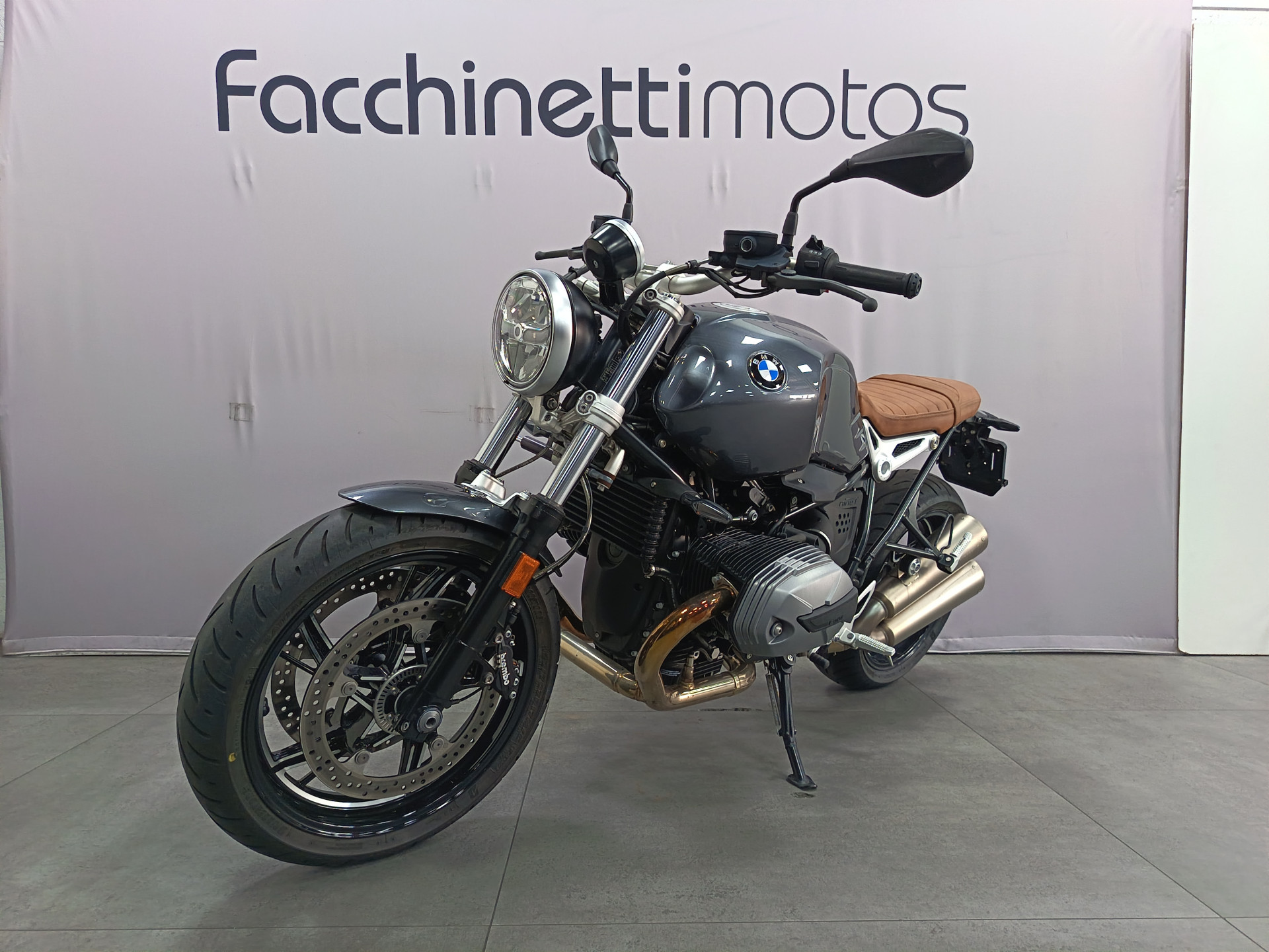 BMW R nineT Pure-showroom-element-2
