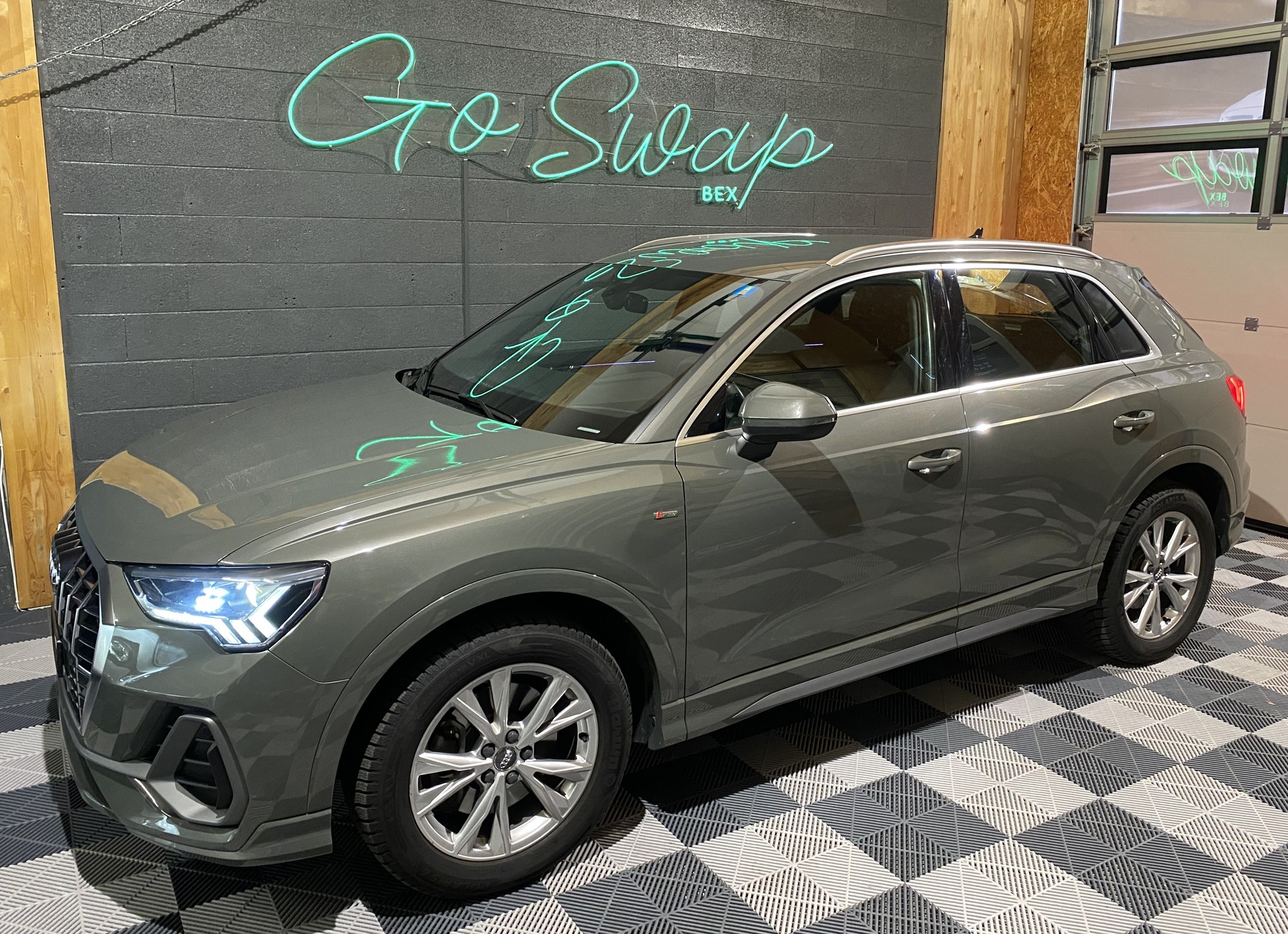 AUDI Q3 40 TFSI S line quattro S-tronic-image-8