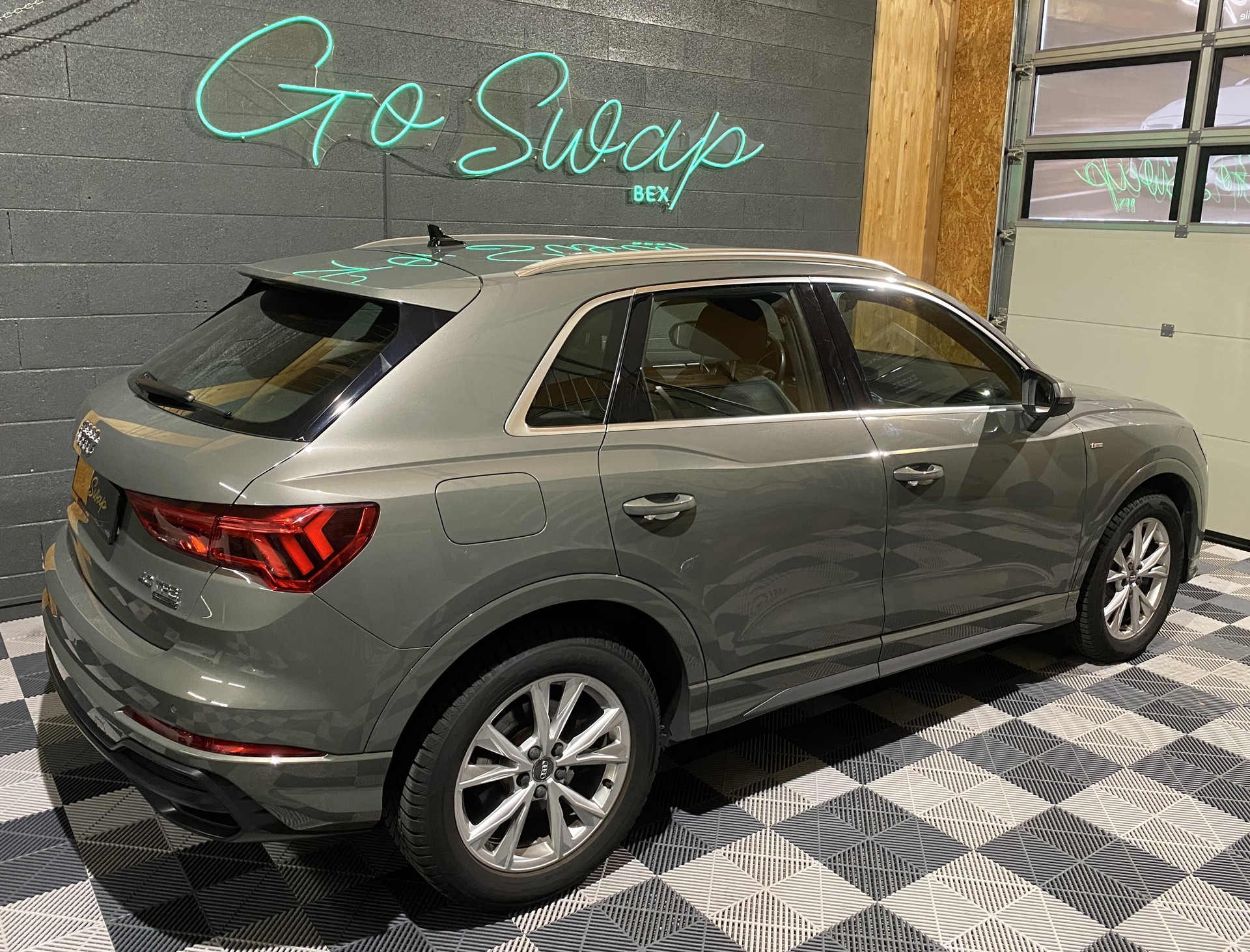 AUDI Q3 40 TFSI S line quattro S-tronic-image-3