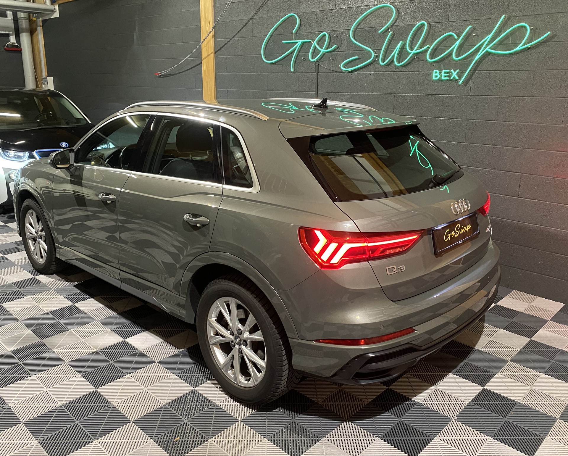 AUDI Q3 40 TFSI S line quattro S-tronic-image-9