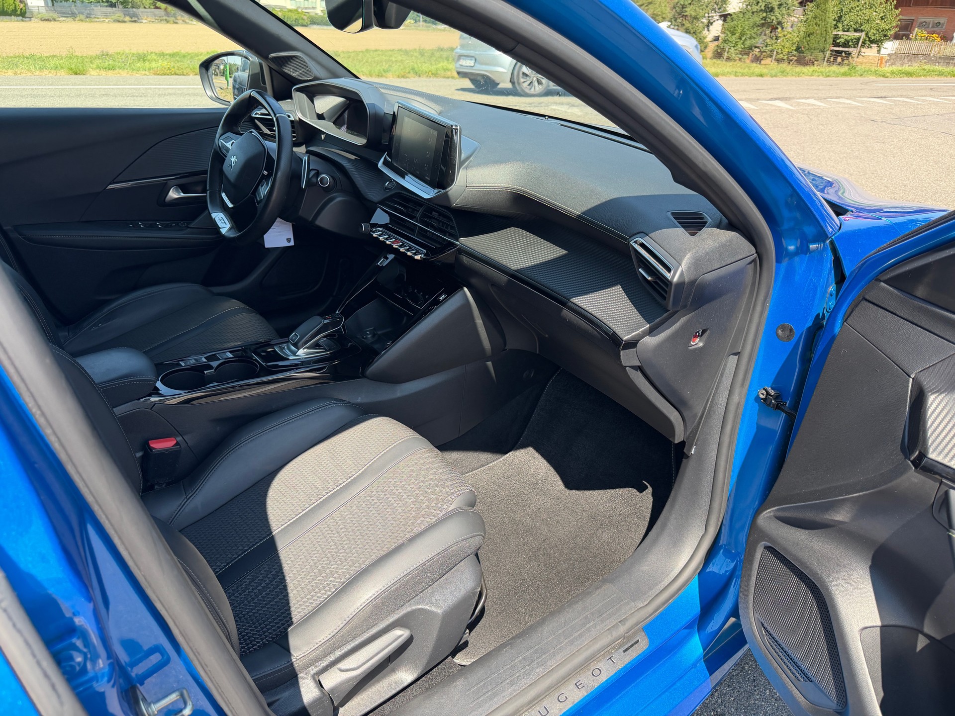 PEUGEOT 208 1.2 PureTech GT Pack EAT8-image-9