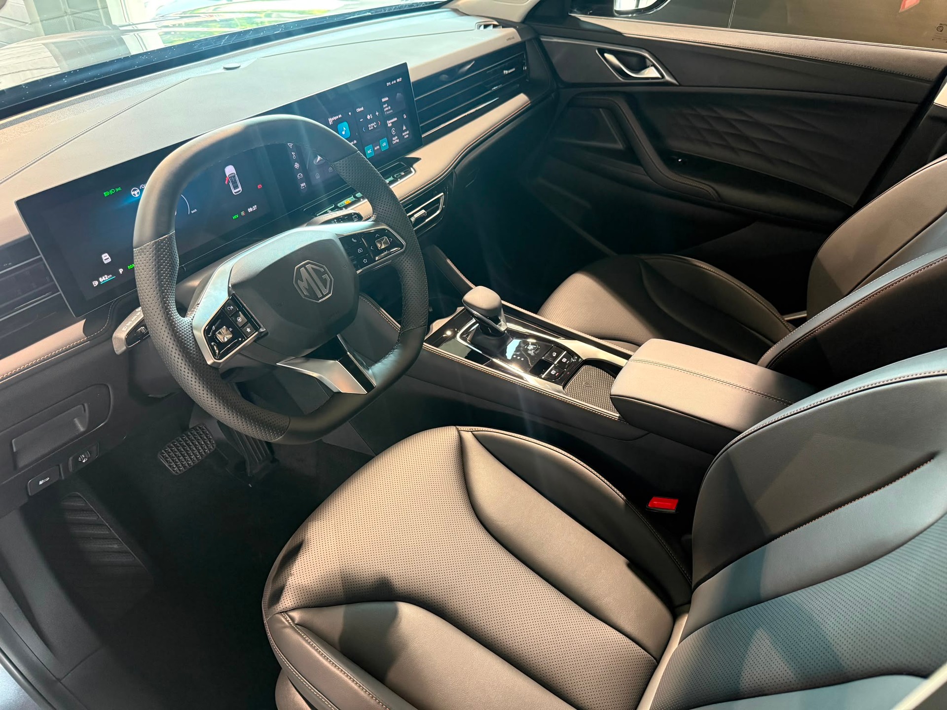 MG HS 1.5 T HEV Luxury-image-10