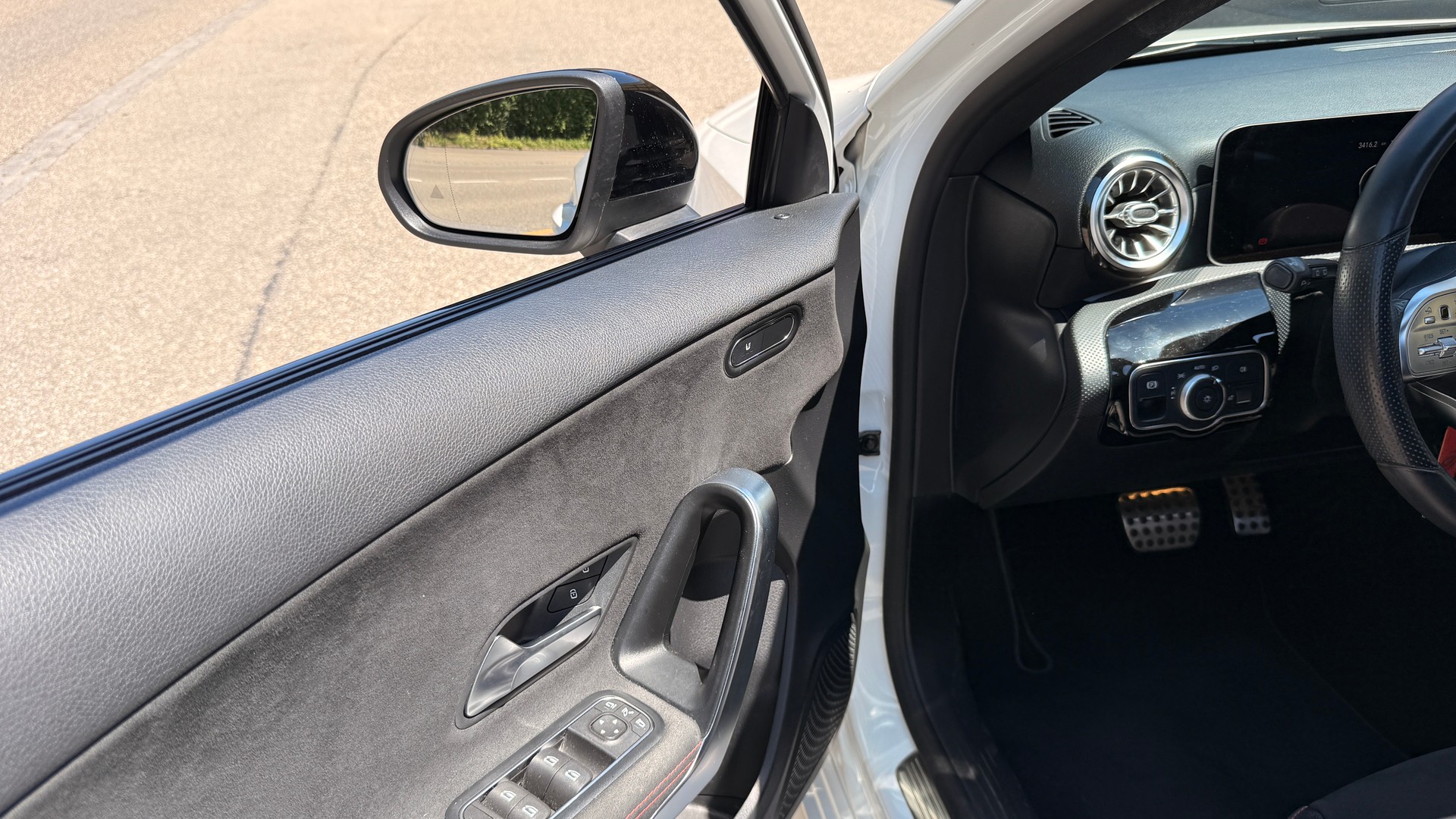 MERCEDES-BENZ A 200 AMG Line 7G-DCT-image-10