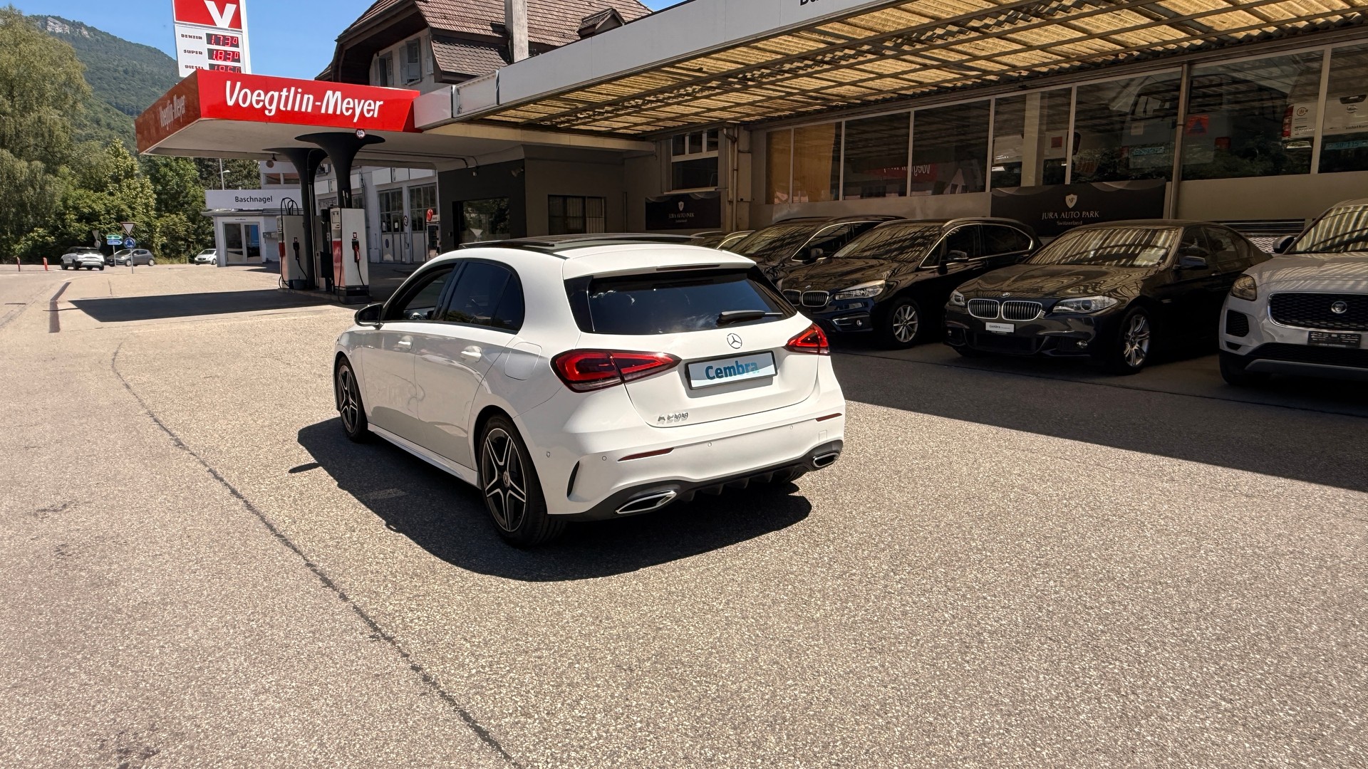 MERCEDES-BENZ A 200 AMG Line 7G-DCT-image-4