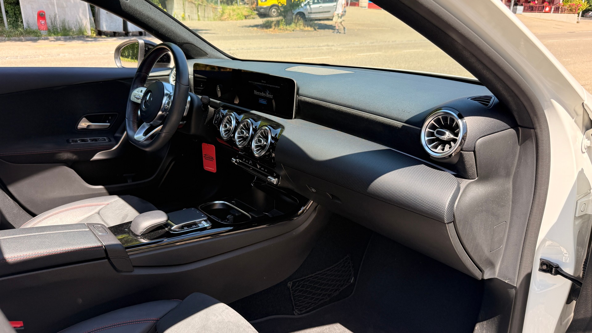 MERCEDES-BENZ A 200 AMG Line 7G-DCT-image-13