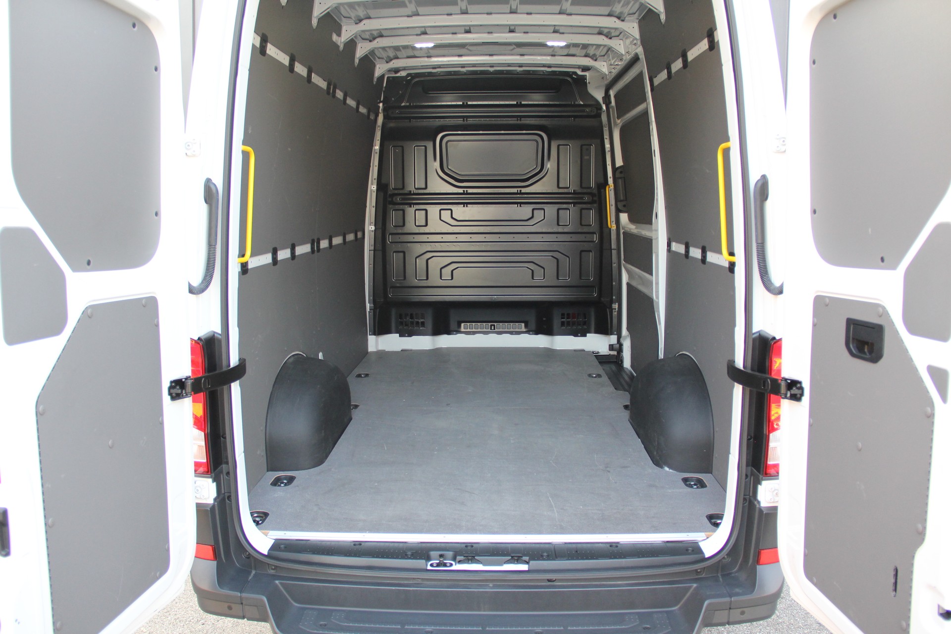 VW Crafter 35 2.0 TDI L3 HD A **AUTOMAT** LEDER **NAVI** TEMPOMAT **SITZHEIZUNG.2x** KLIMA-image-4