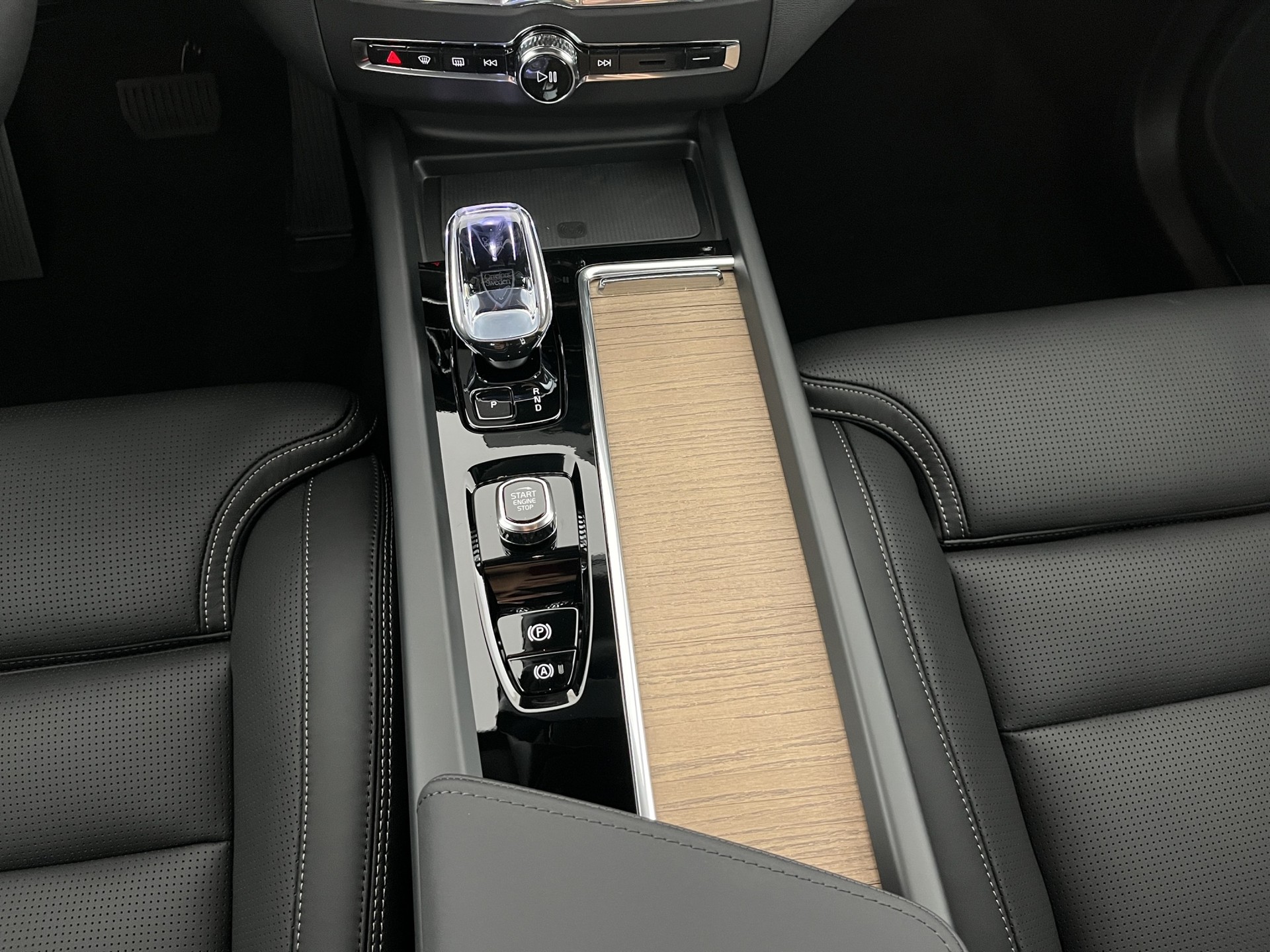 VOLVO XC60 2.0 T8 TE Ultra Dark eAWD-image-14