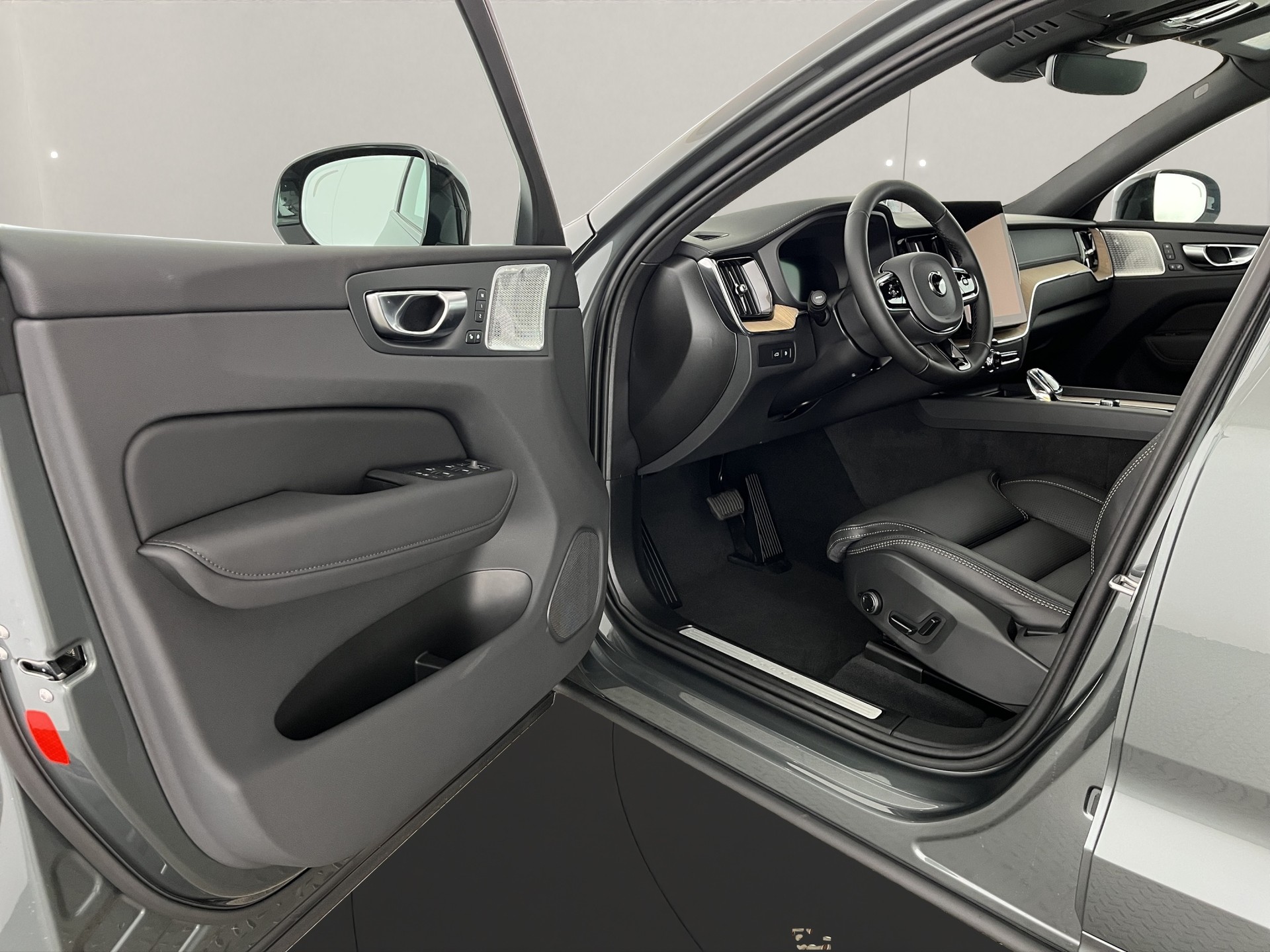VOLVO XC60 2.0 T8 TE Ultra Dark eAWD-image-8
