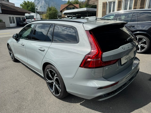 VOLVO V60 2.0 B4 Plus Dark-image-3
