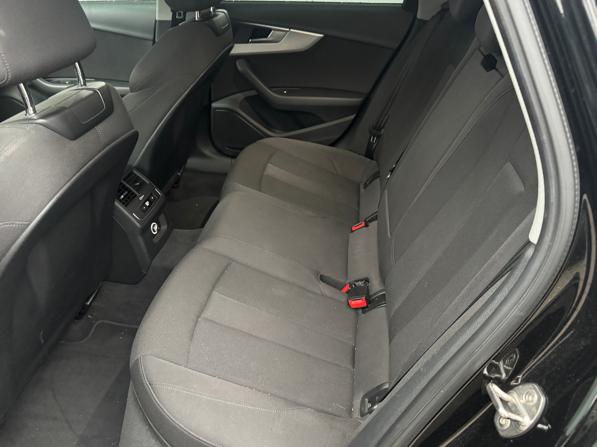 AUDI A4 Avant 40 TDI Sport quattro S-tronic-image-11