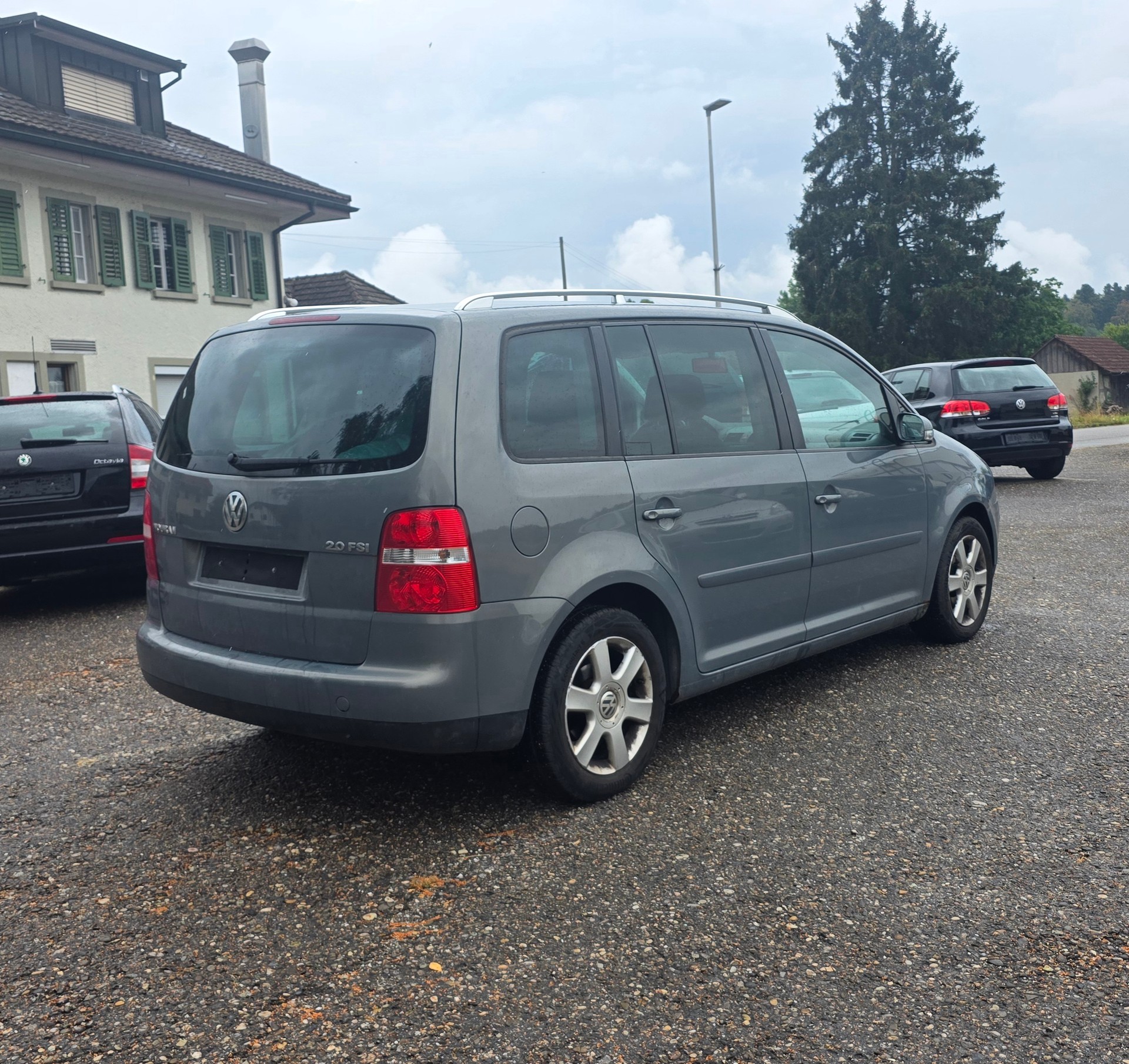 VW Touran 2.0 FSI Highline-image-2